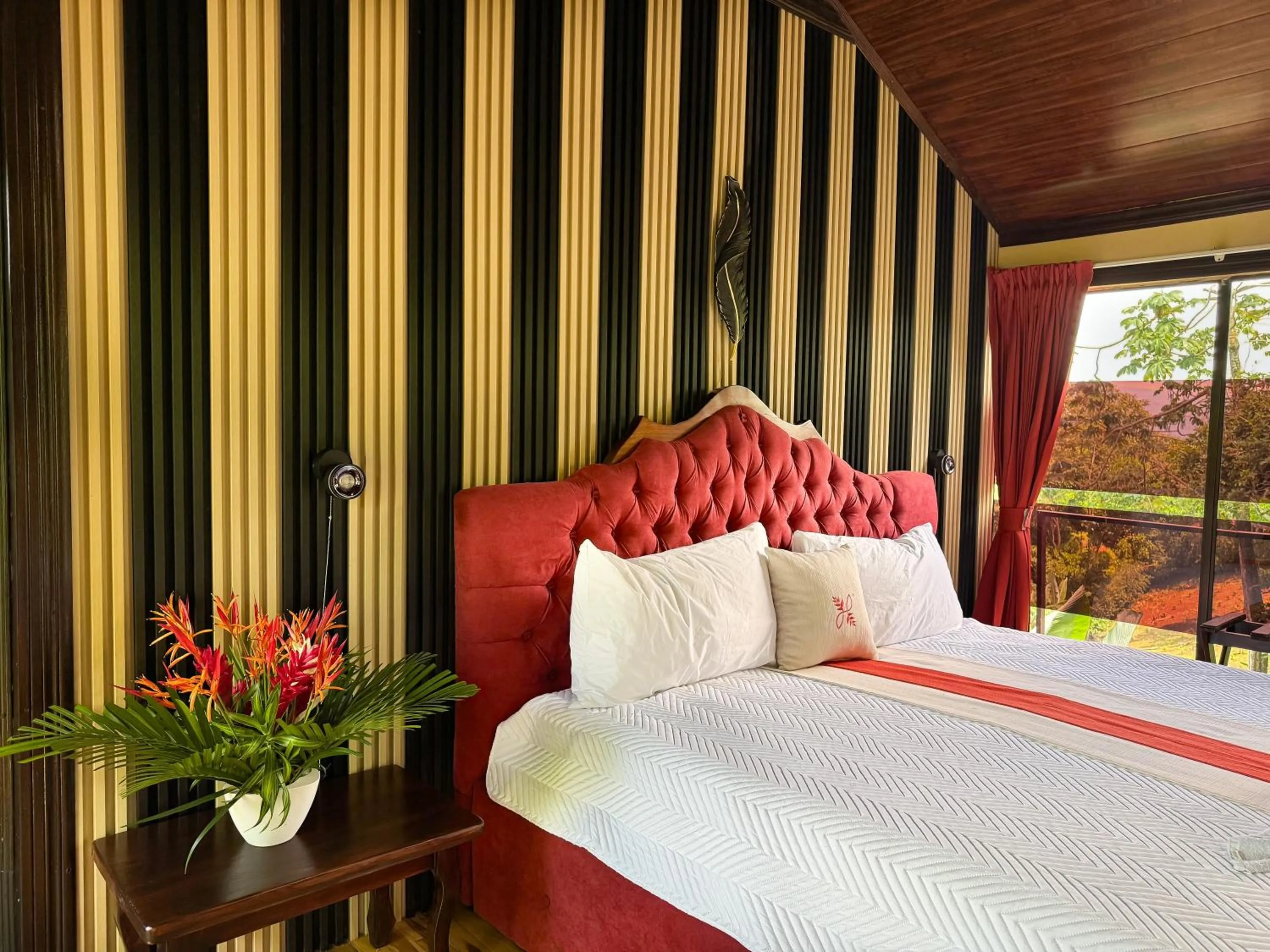 Bed in Hotel Heliconias Nature Inn & Hot Springs