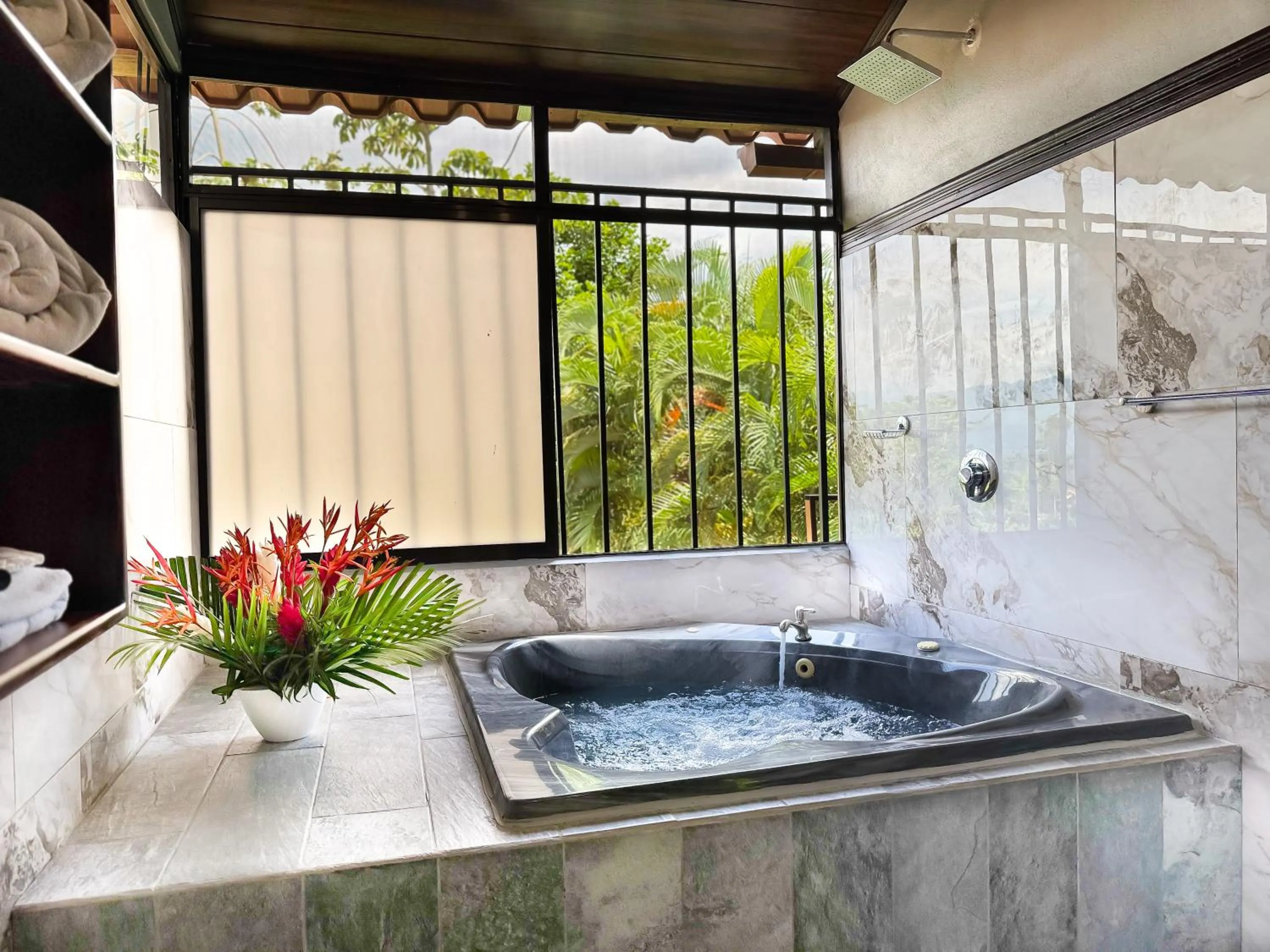 Bath in Hotel Heliconias Nature Inn & Hot Springs