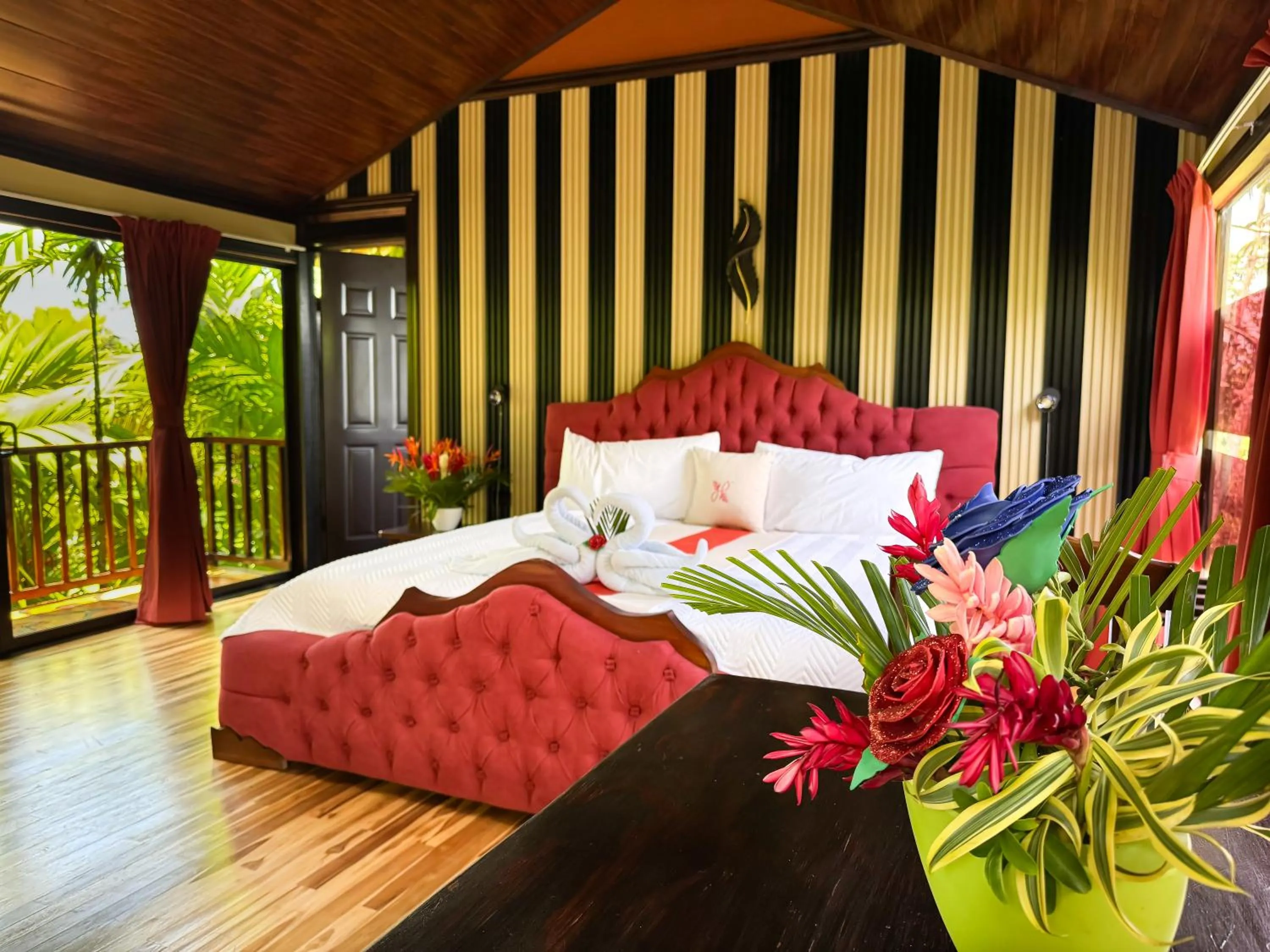 Bed in Hotel Heliconias Nature Inn & Hot Springs