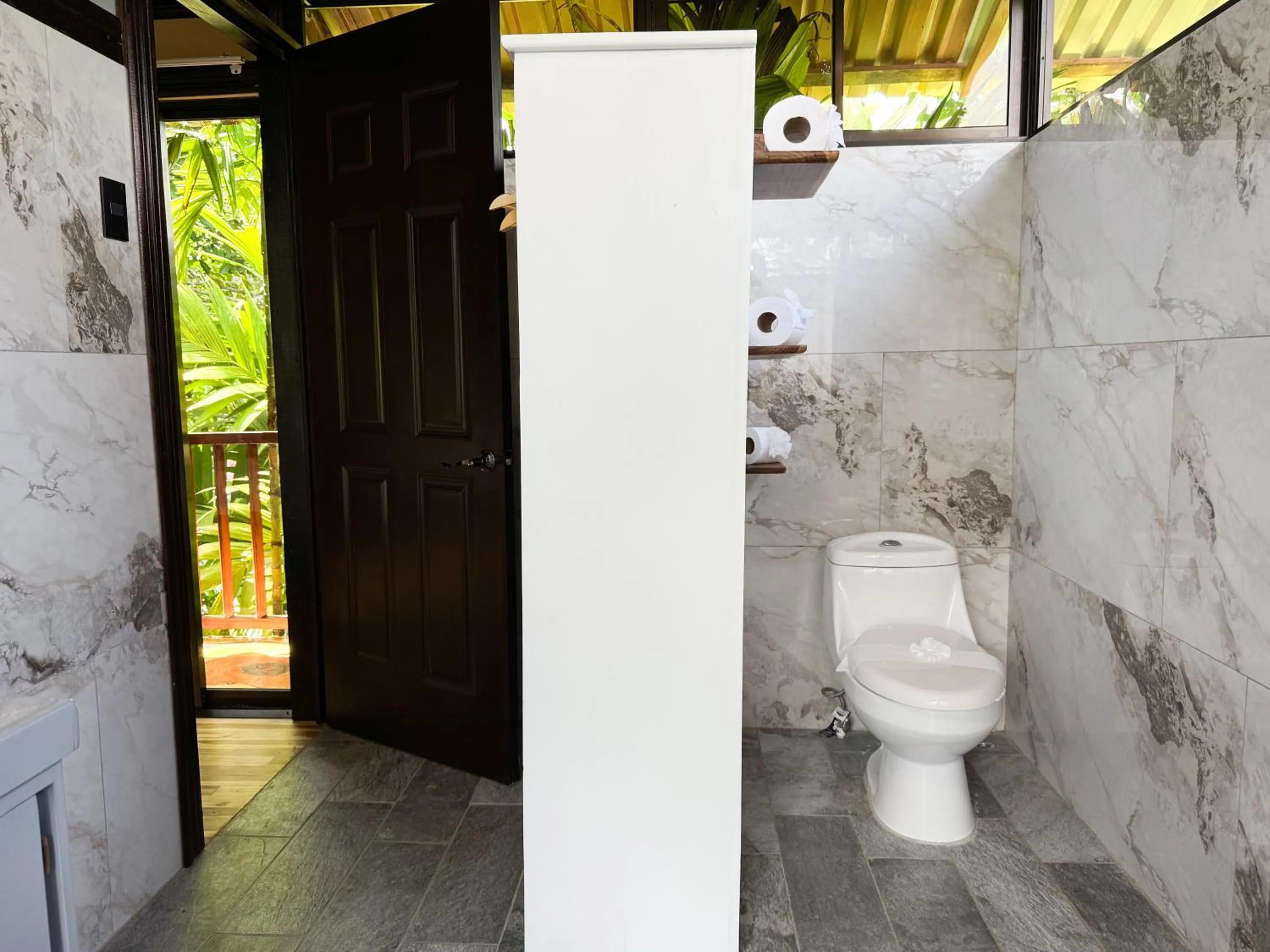 Bathroom in Hotel Heliconias Nature Inn & Hot Springs