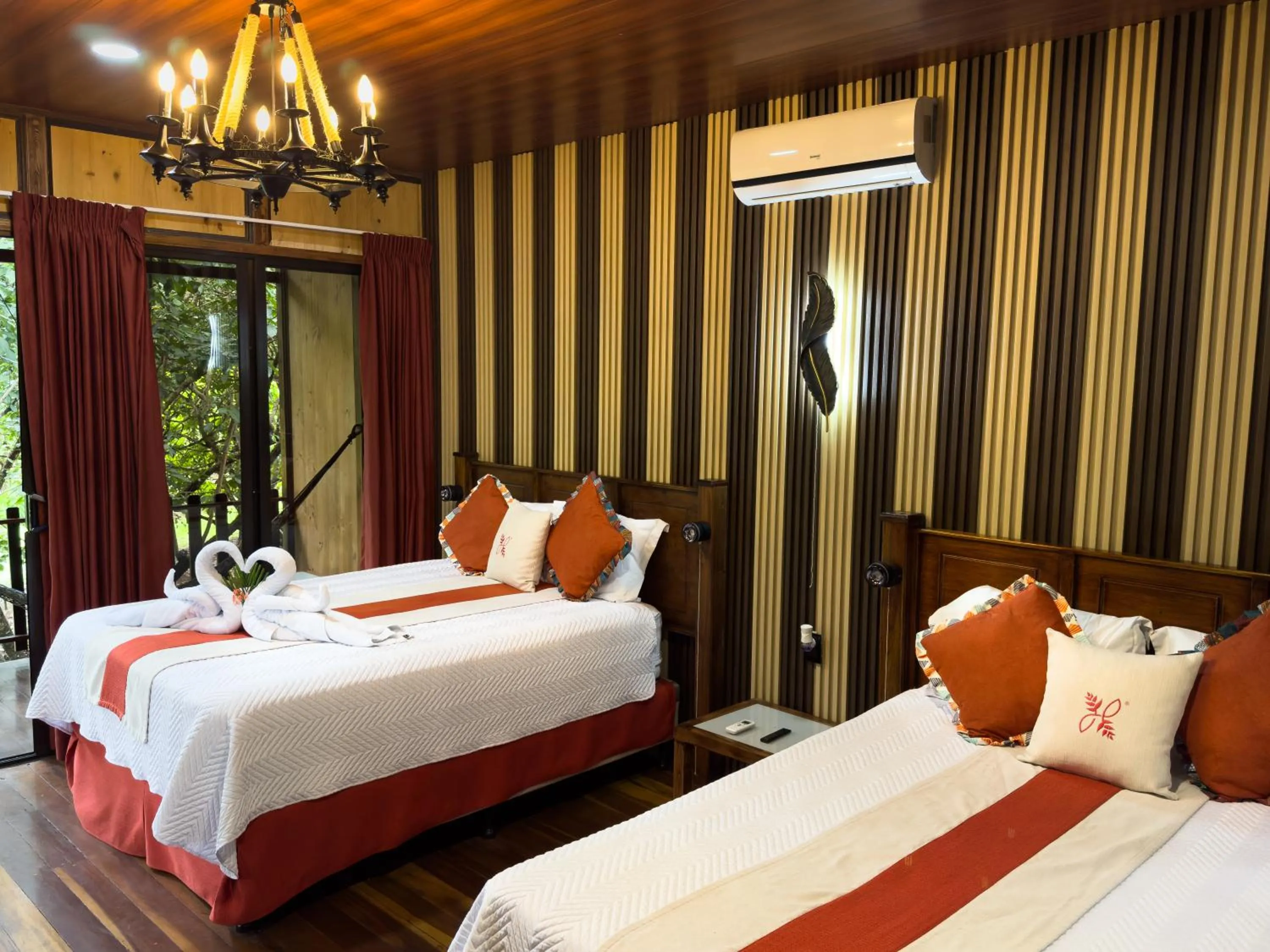 Bed in Hotel Heliconias Nature Inn & Hot Springs