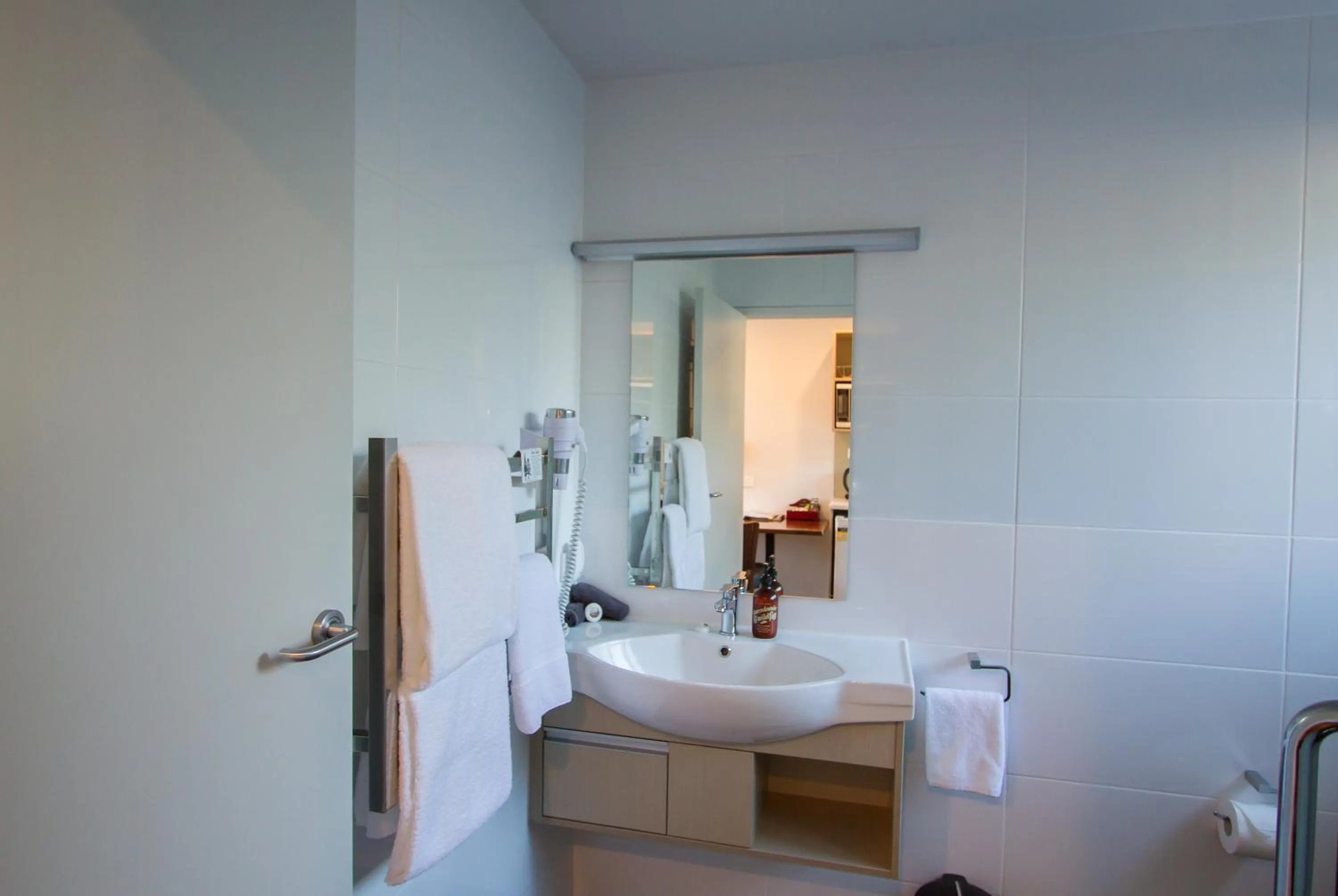 Bathroom in 850 Cameron Motel