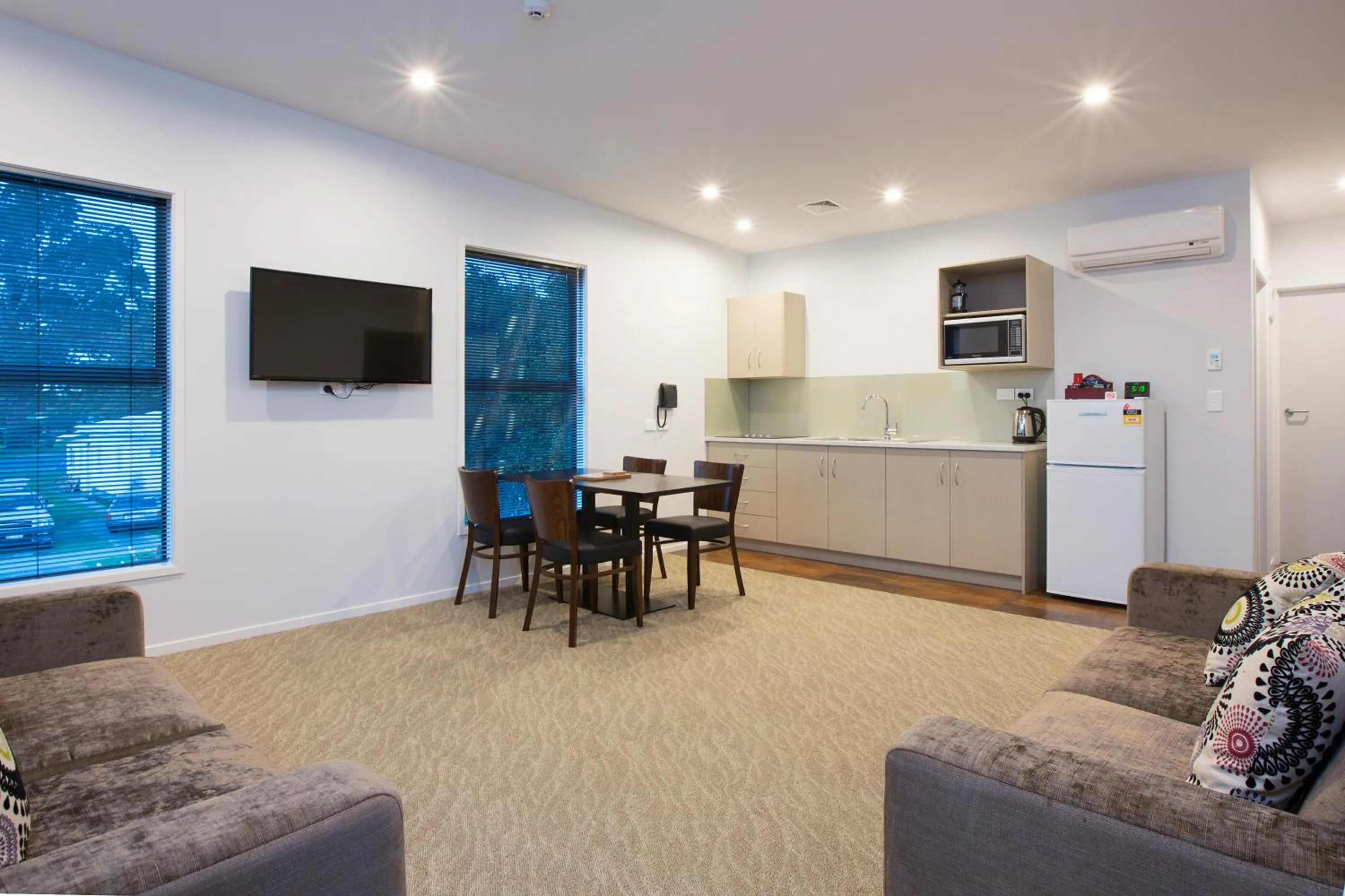 Photo of the whole room in 850 Cameron Motel