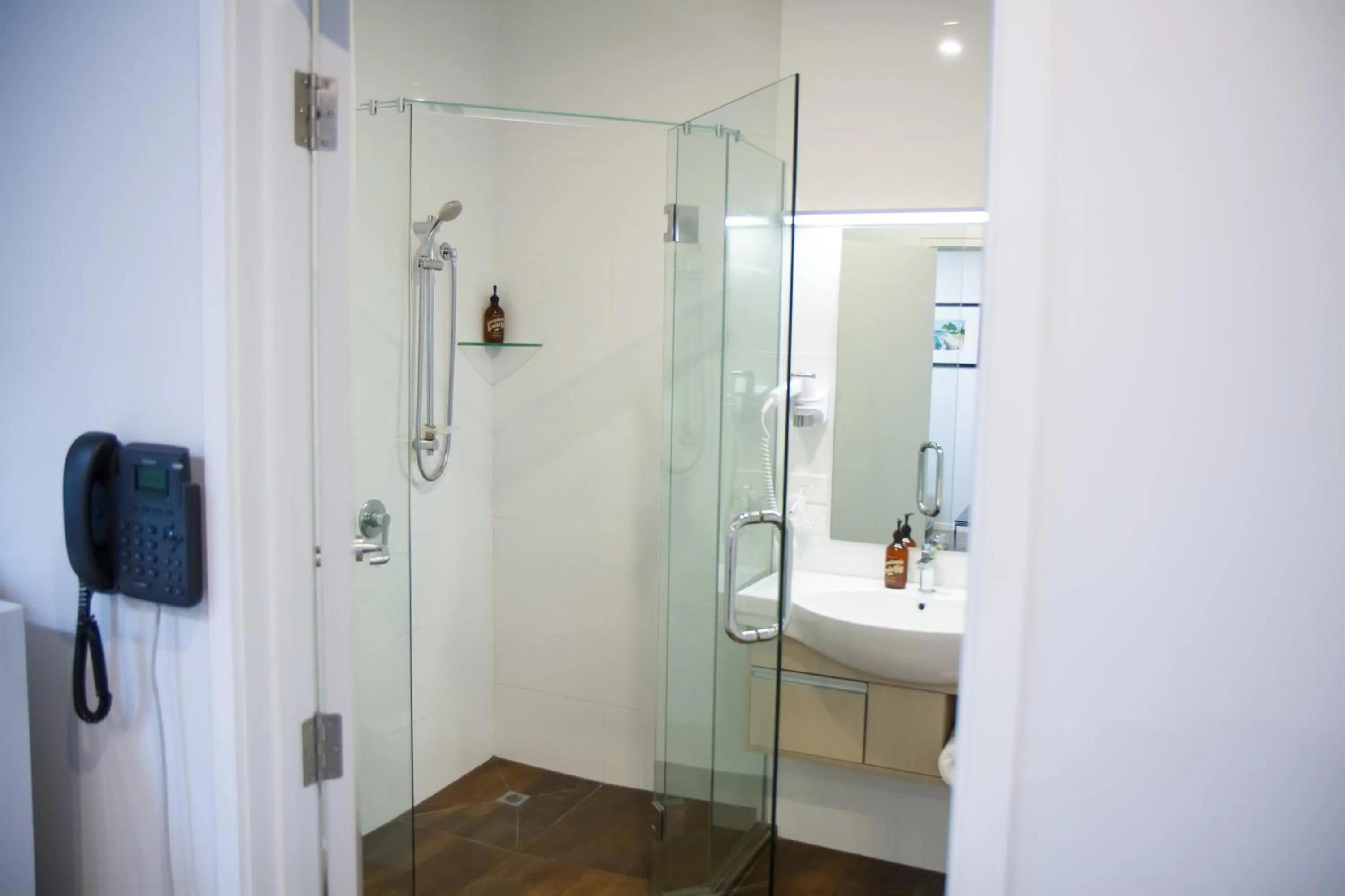 Shower in 850 Cameron Motel