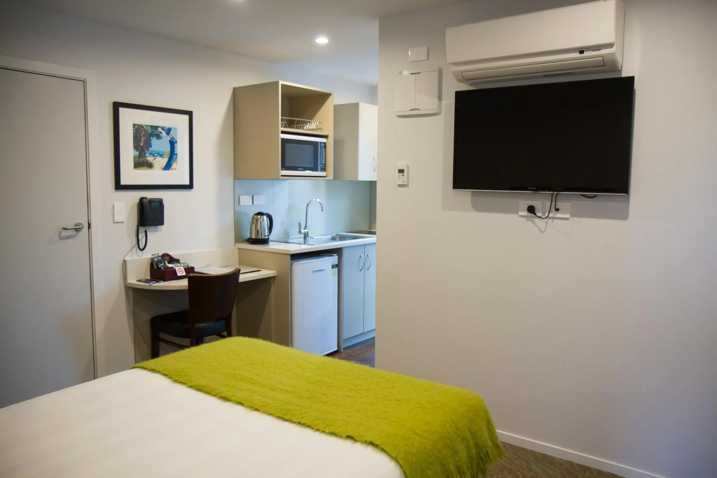 Bedroom, Bed in 850 Cameron Motel