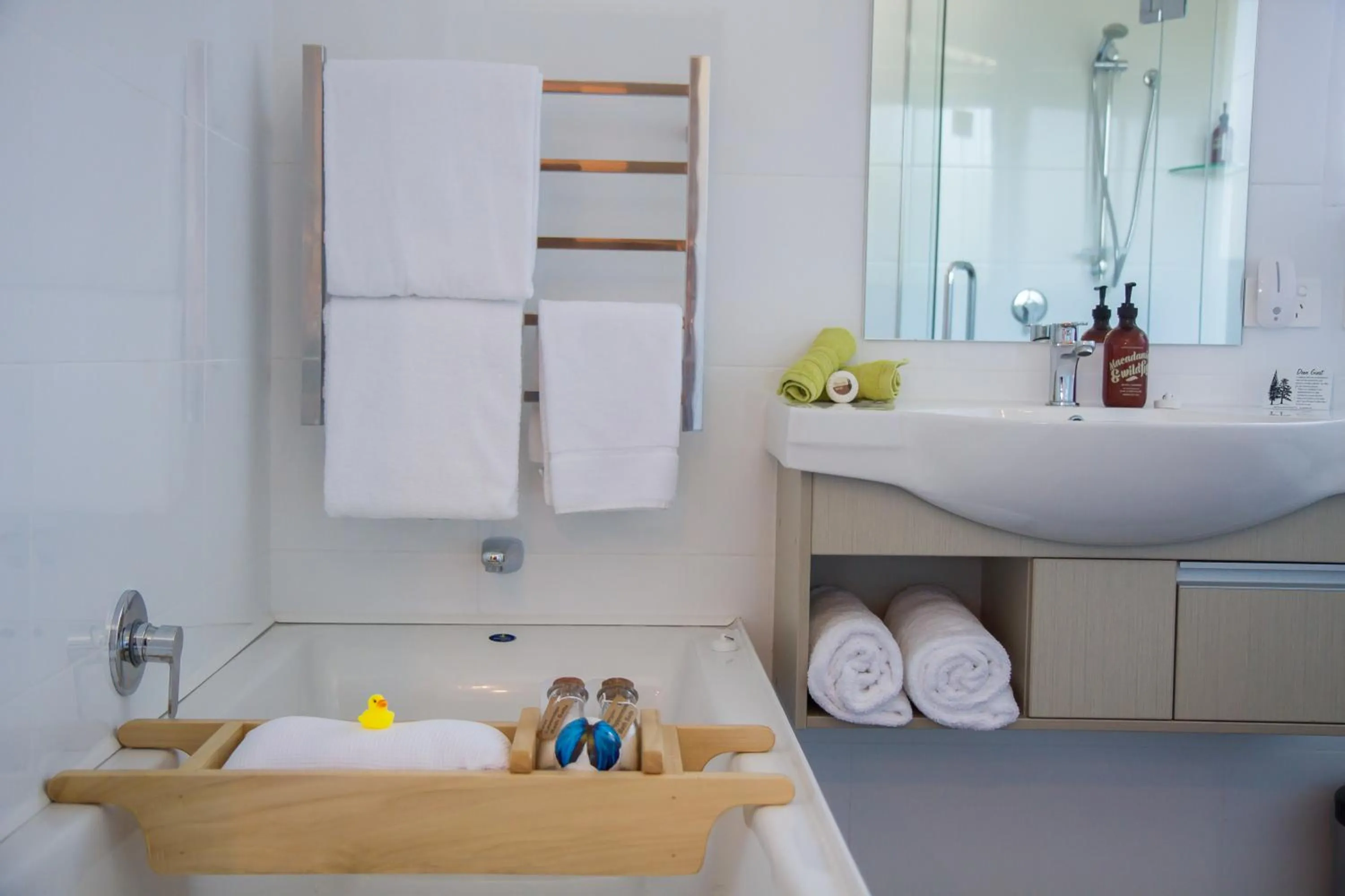 Bathroom in 850 Cameron Motel