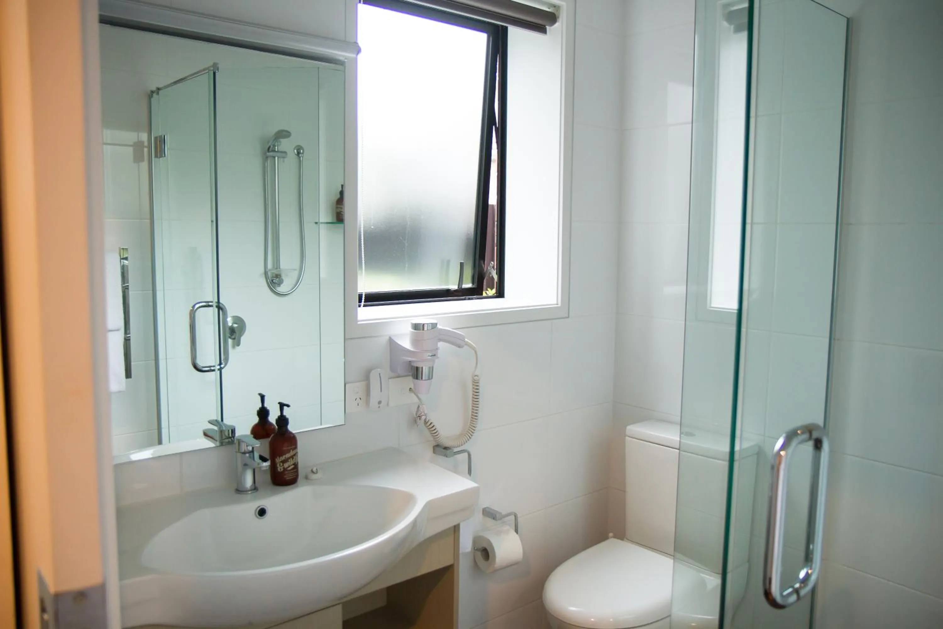 Bathroom in 850 Cameron Motel