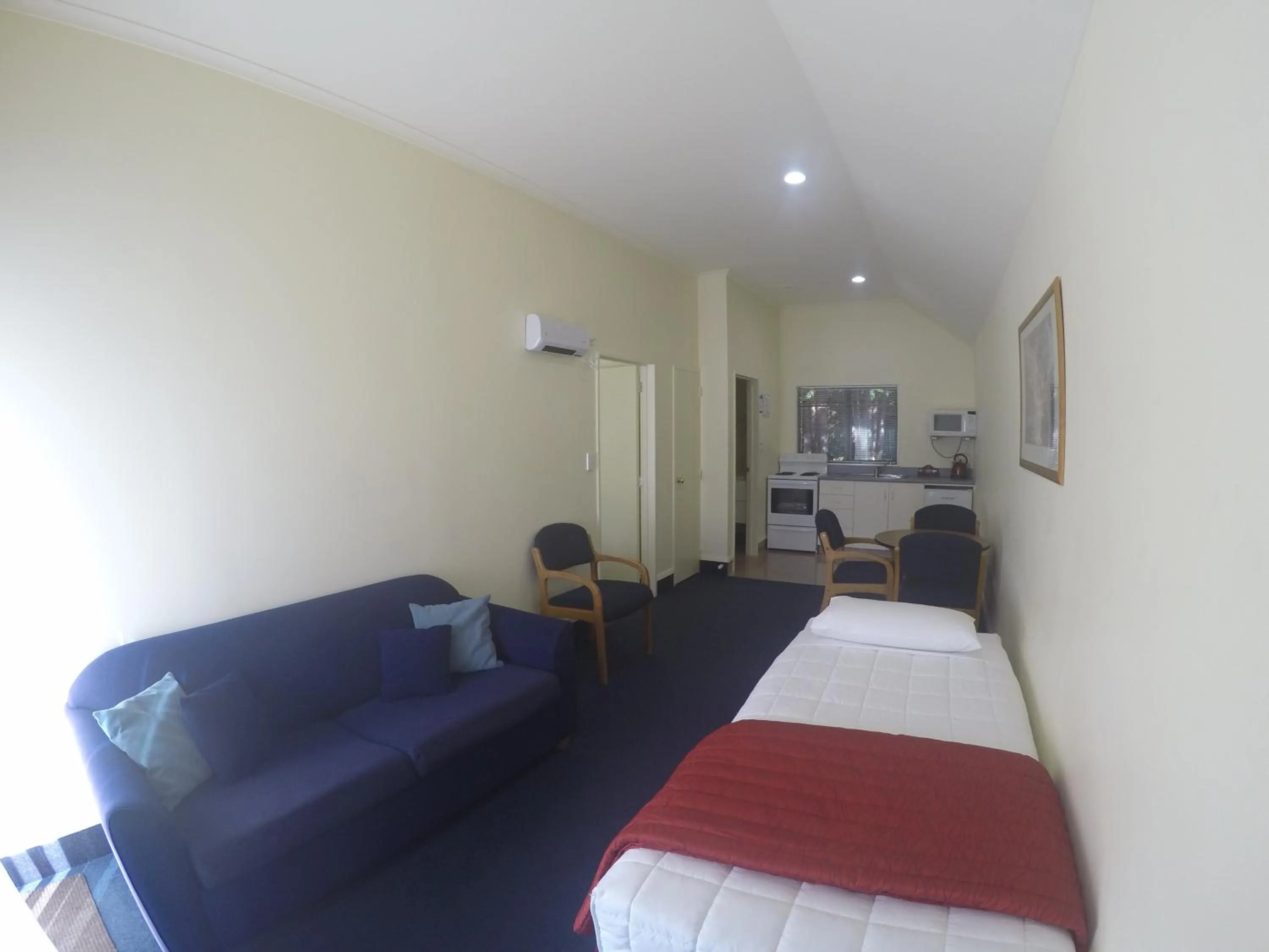 Bed in The Peaks Motor Inn