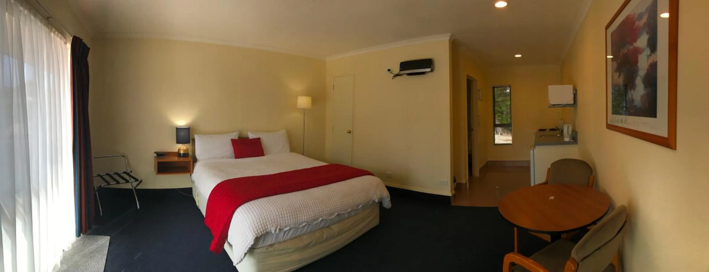 Photo of the whole room, Bed in The Peaks Motor Inn