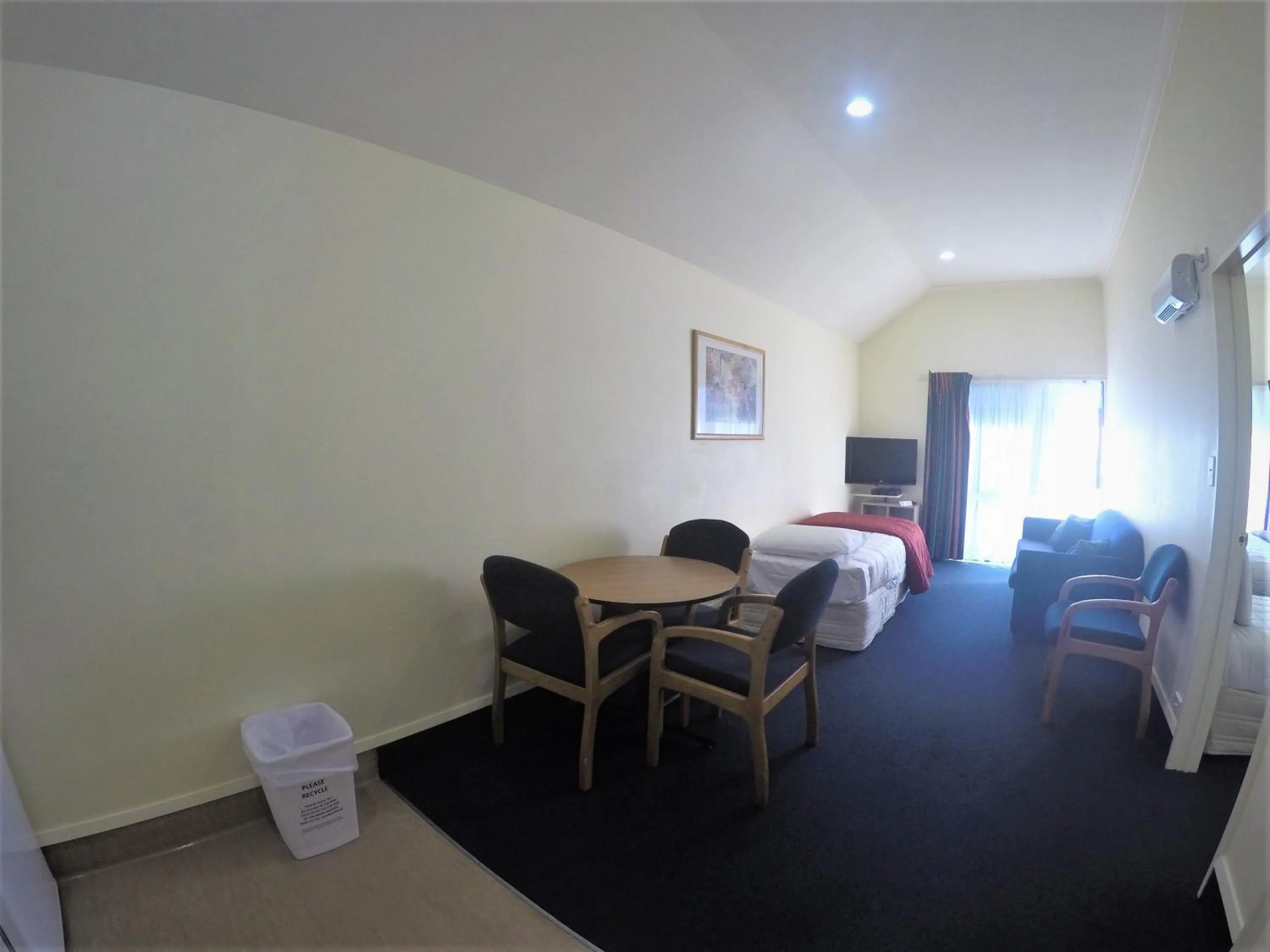 Bed in The Peaks Motor Inn