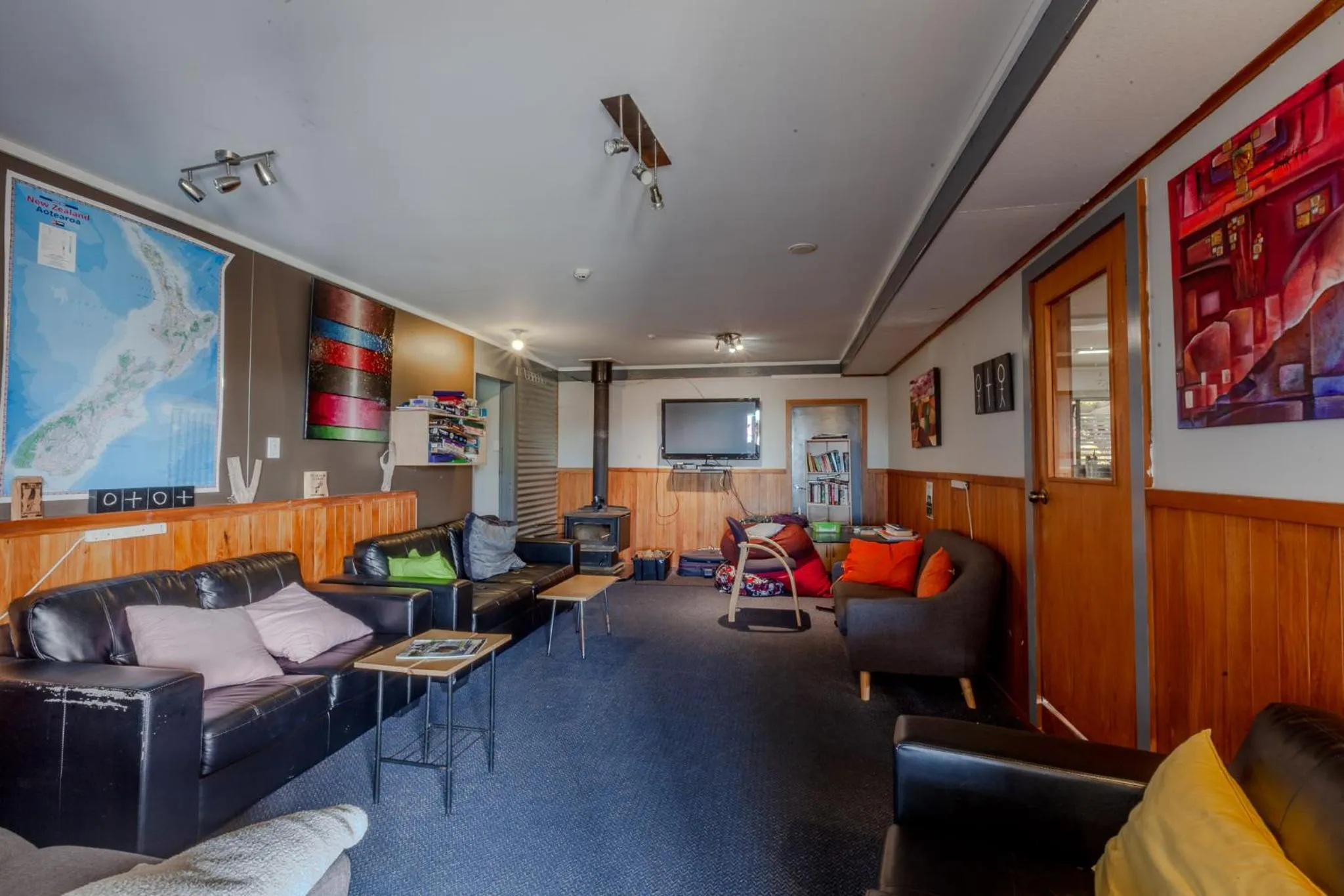 Communal lounge/ TV room in Ivorytowers Accommodation