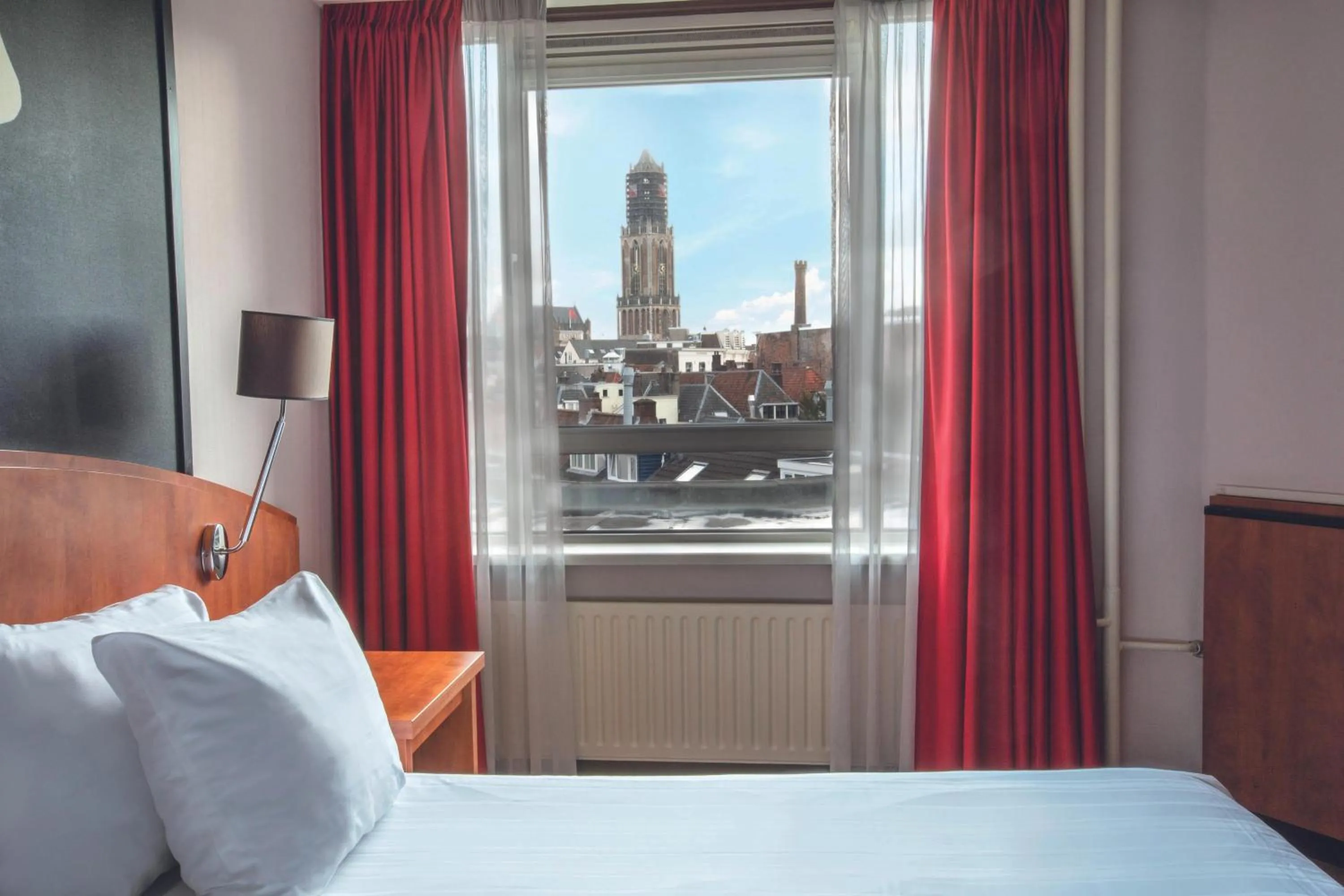 View (from property/room), Bed in Leonardo Hotel Utrecht City Center
