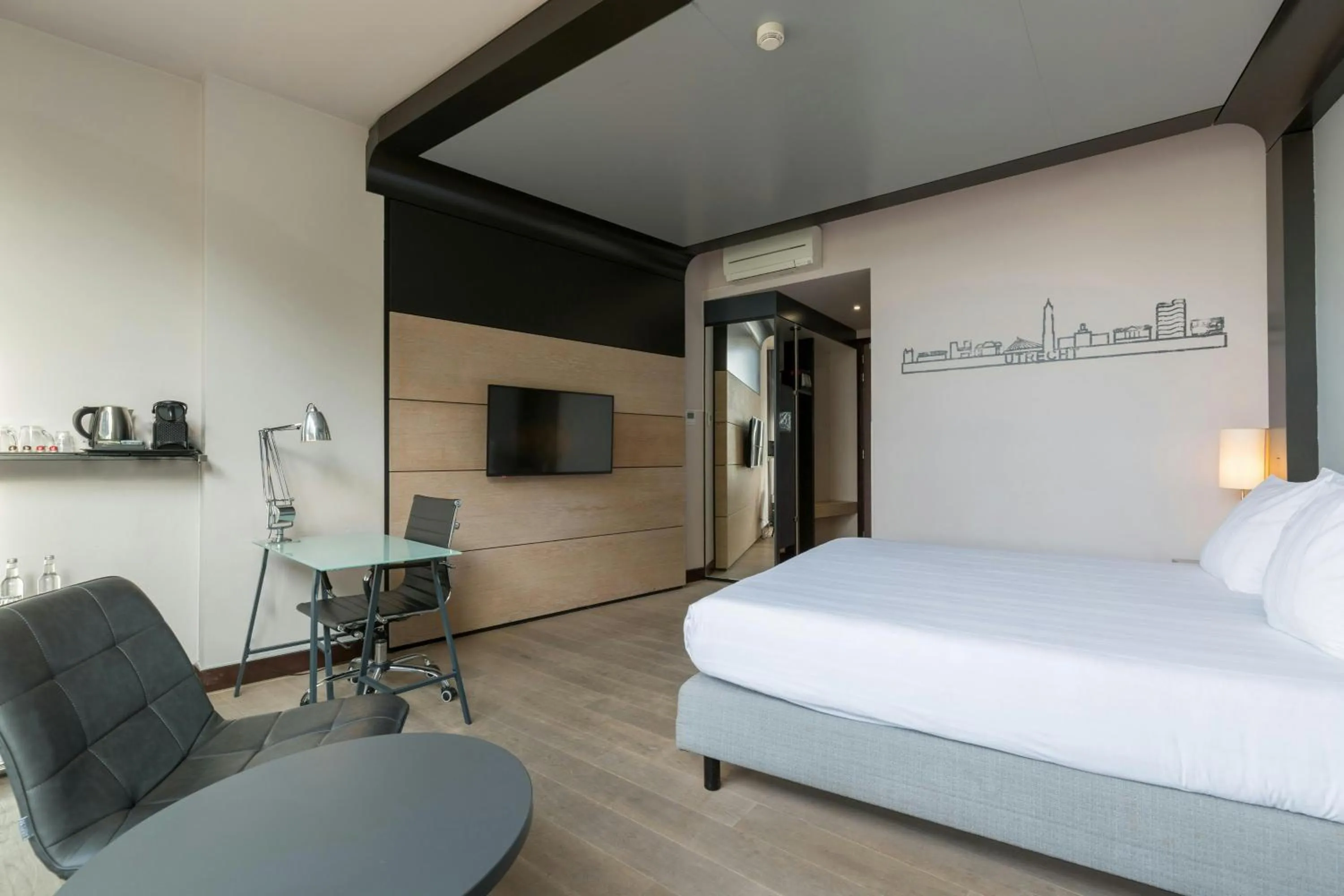 Photo of the whole room, Bed in Leonardo Hotel Utrecht City Center