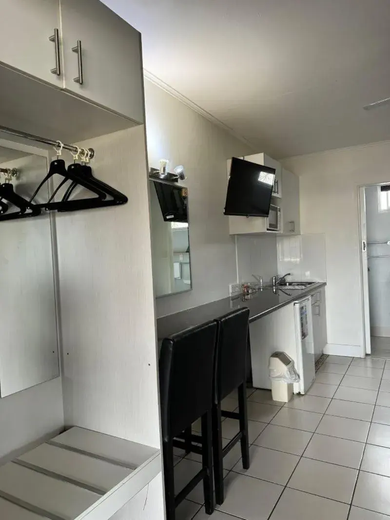 Deluxe Twin Room in Charm City Motel Deluxe Twin Room in Charm City Motel