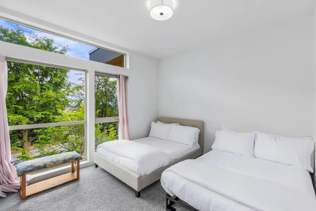 Bed in Autumn Leaves in Jefferson Park