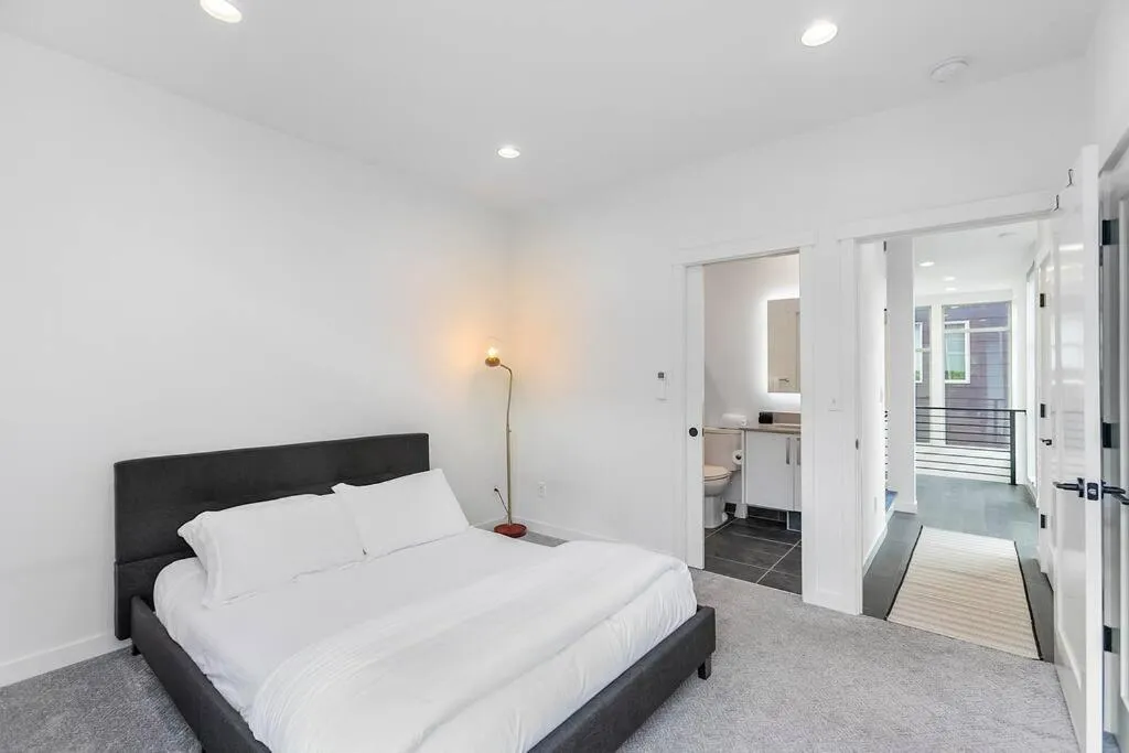 Bed in Autumn Leaves in Jefferson Park