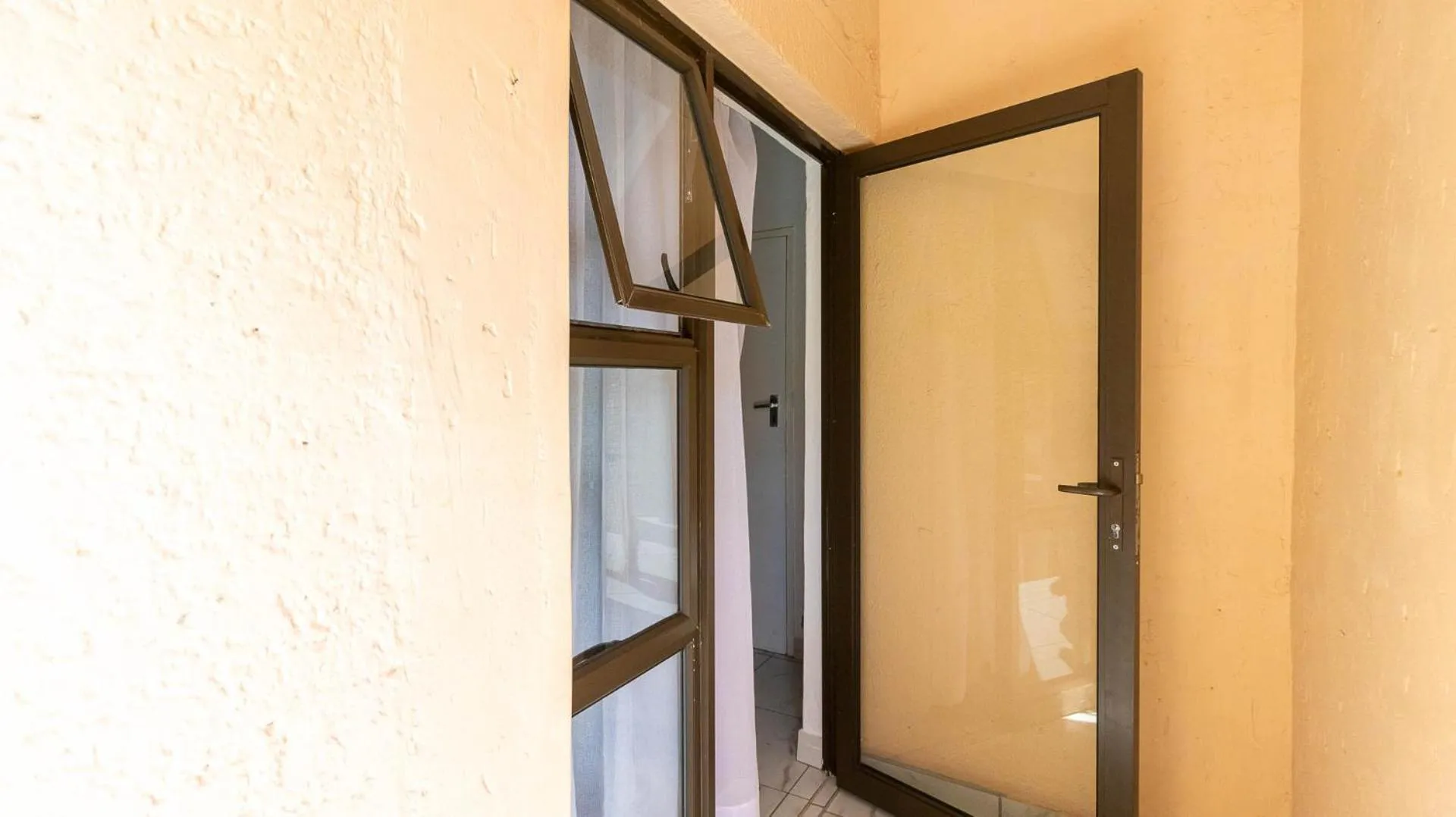 Facade/entrance in Meredale Lodge