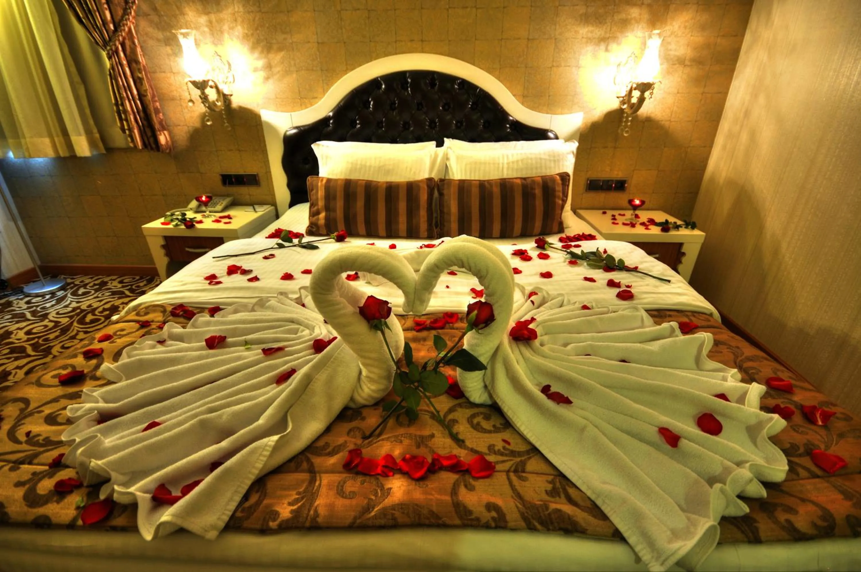 Bedroom, Bed in Golden Deluxe Hotel