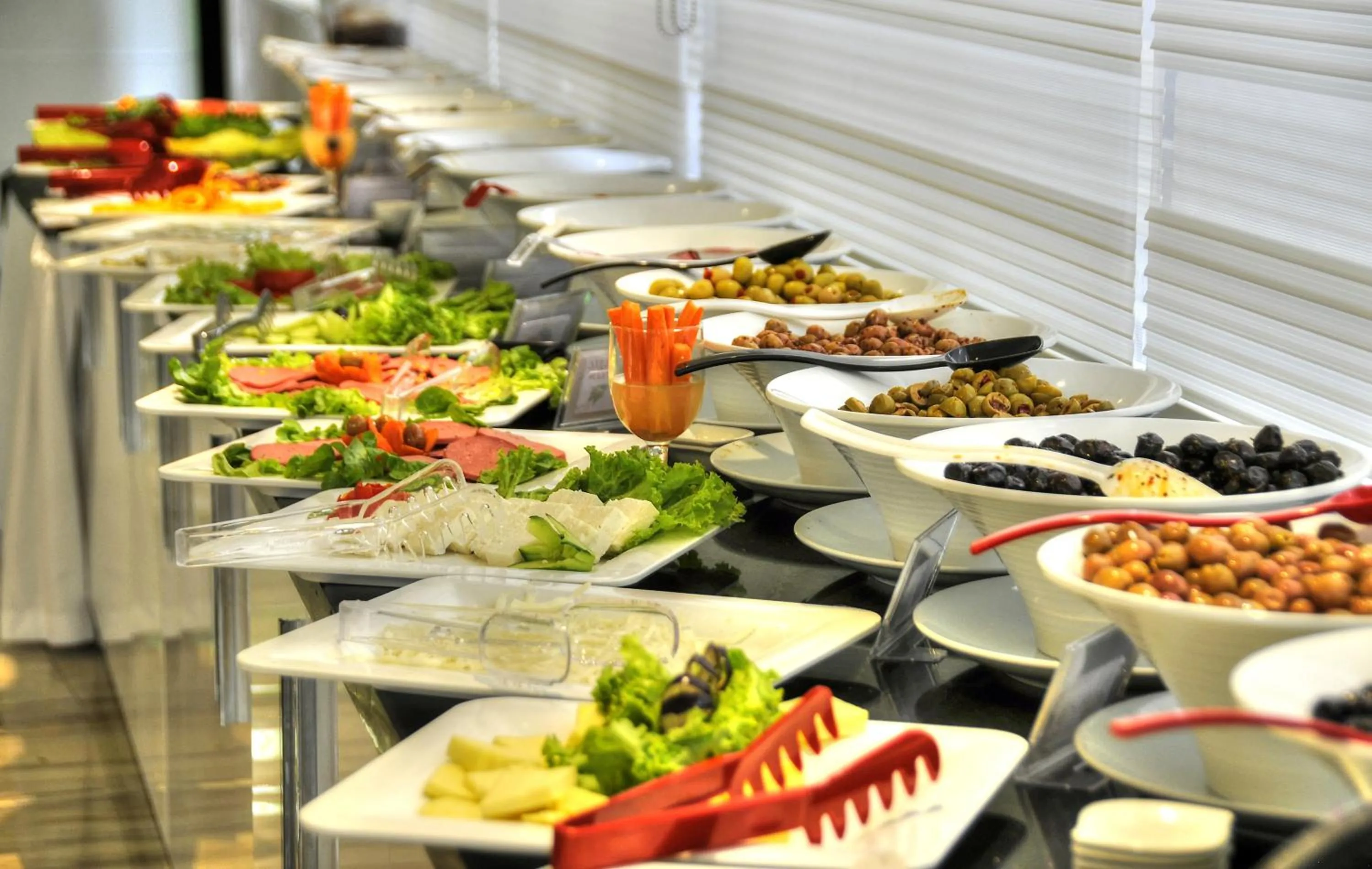 Restaurant/places to eat in Golden Deluxe Hotel