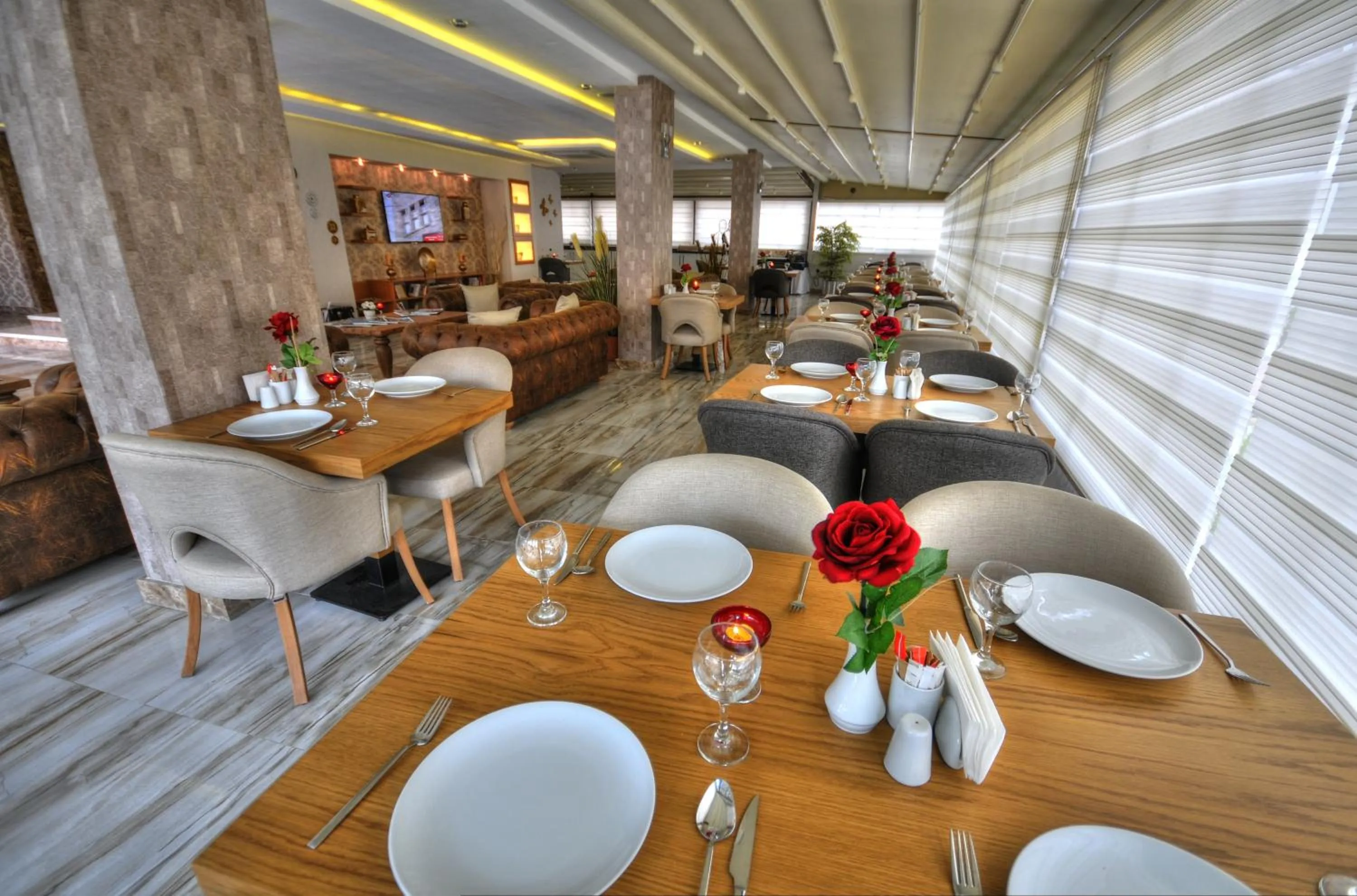 Food and drinks in Golden Deluxe Hotel