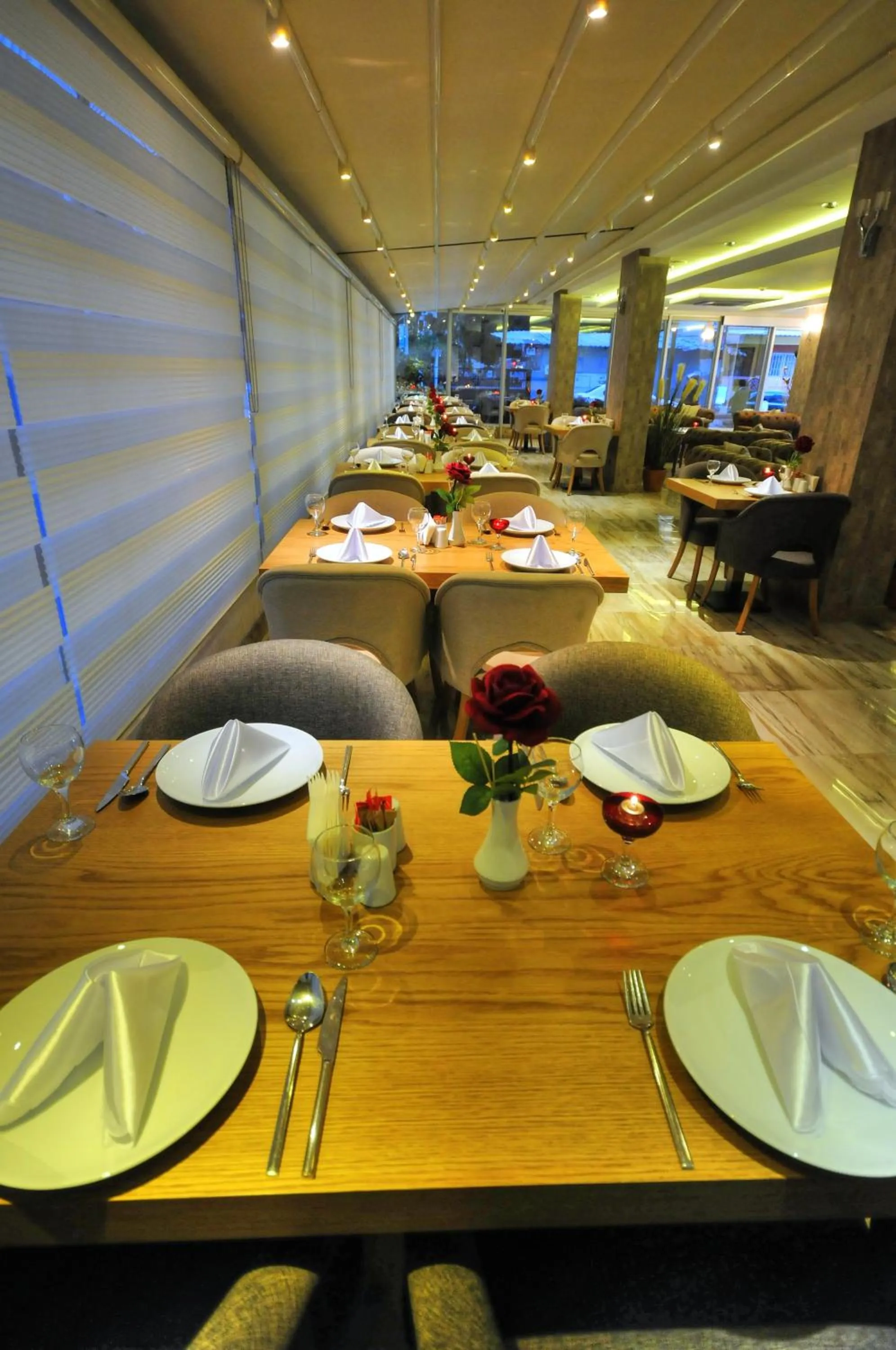 Restaurant/places to eat in Golden Deluxe Hotel