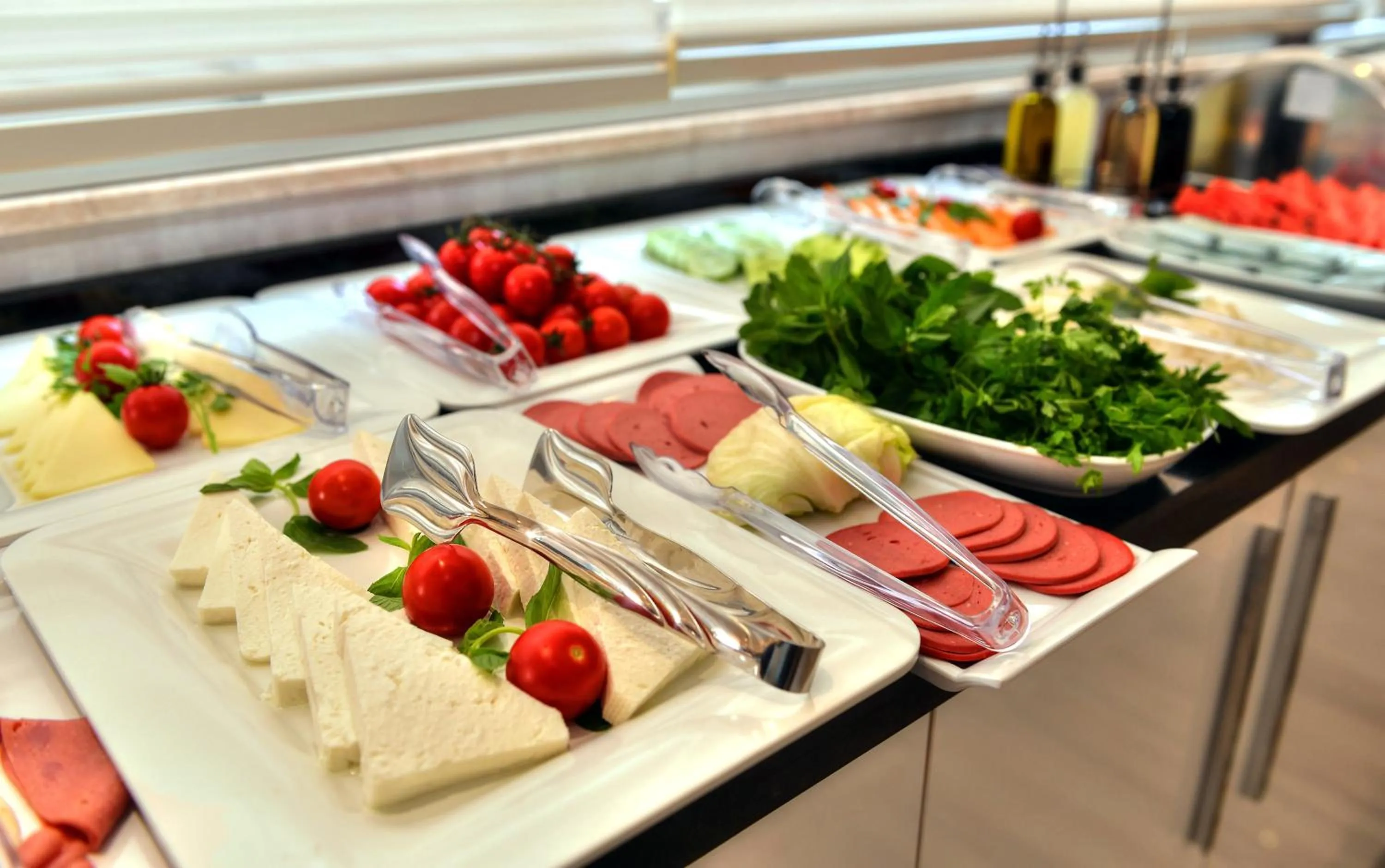 Restaurant/places to eat in Golden Deluxe Hotel