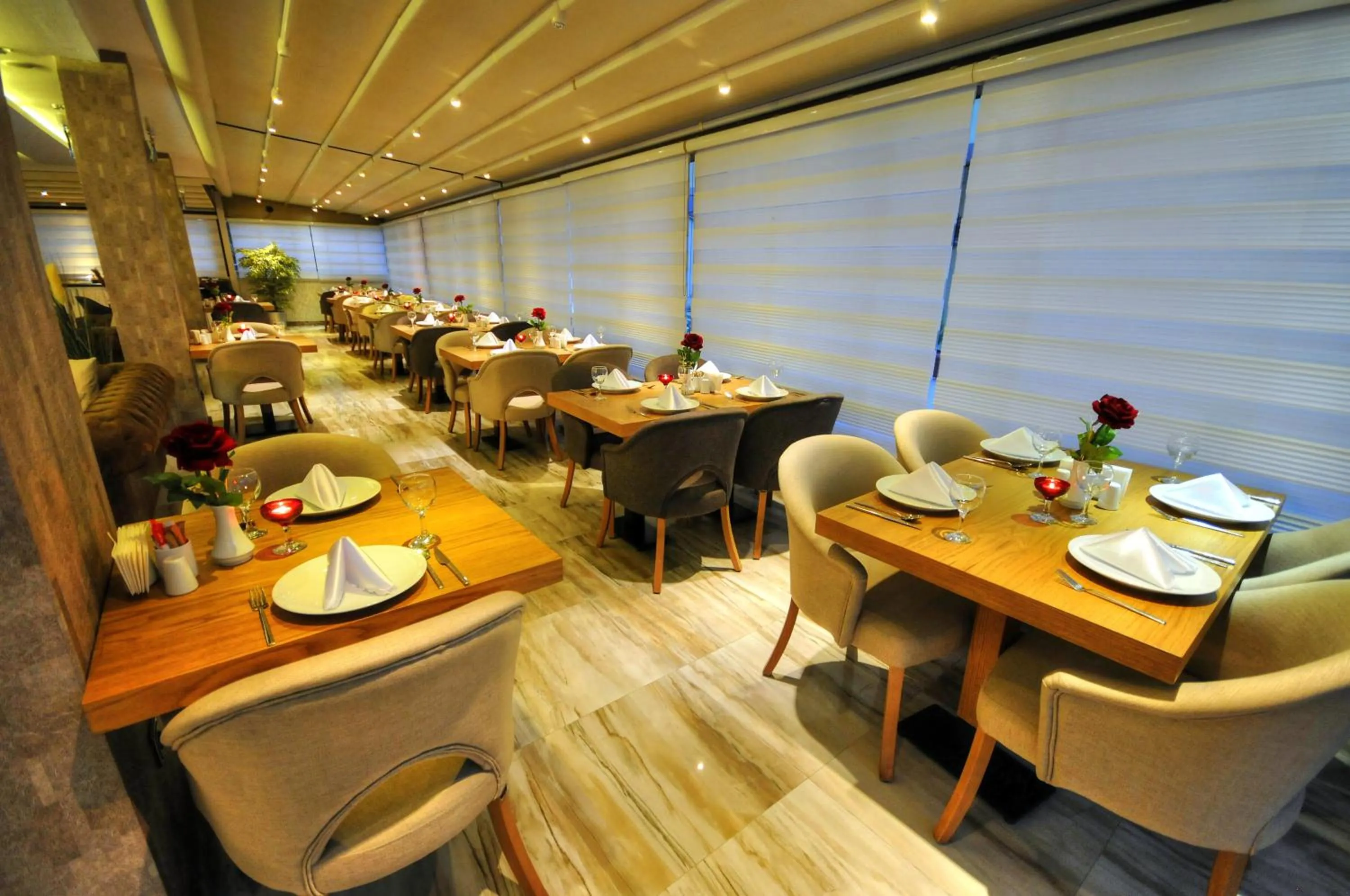 Restaurant/places to eat in Golden Deluxe Hotel