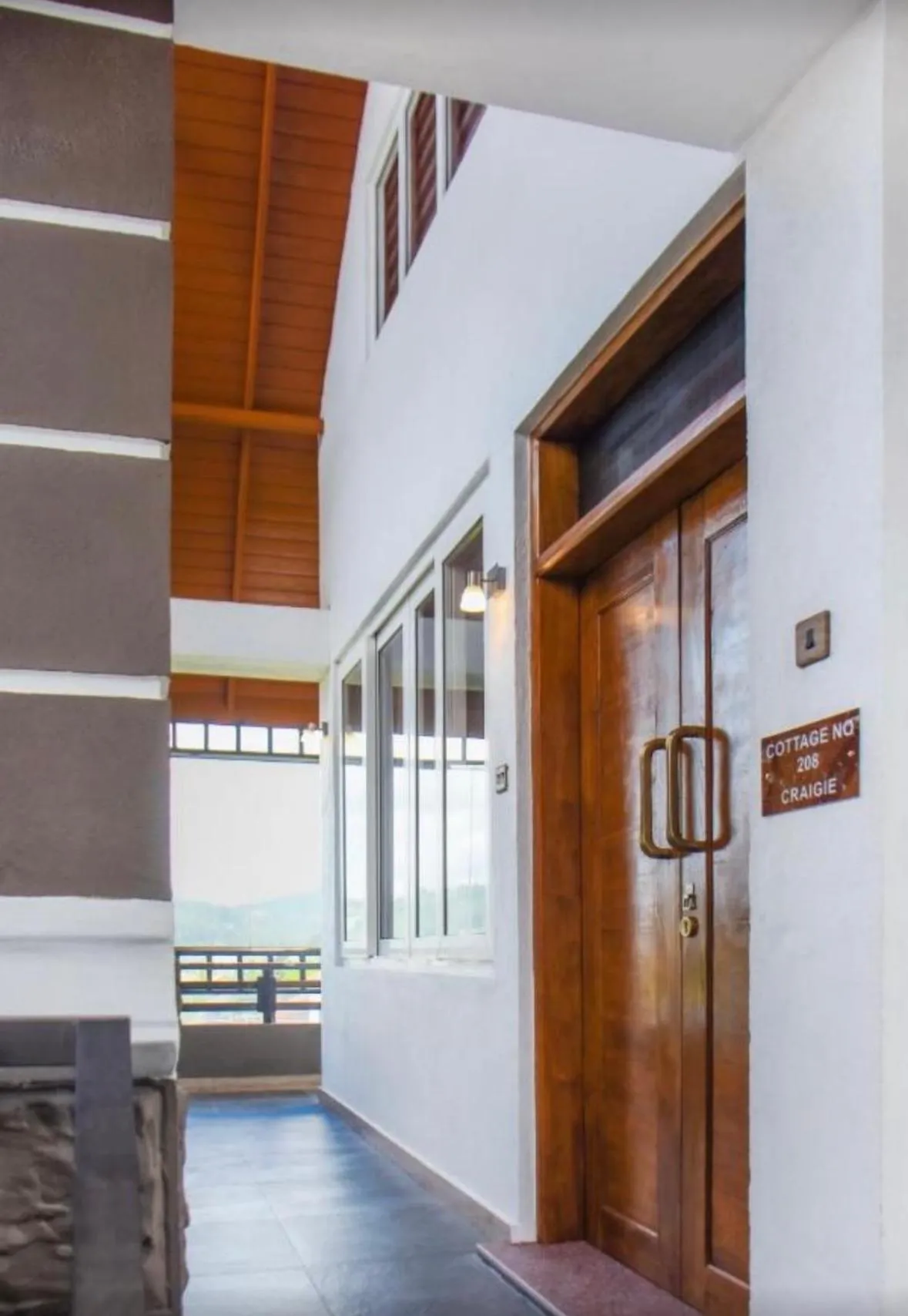 Facade/entrance in Queens Lake Cabin