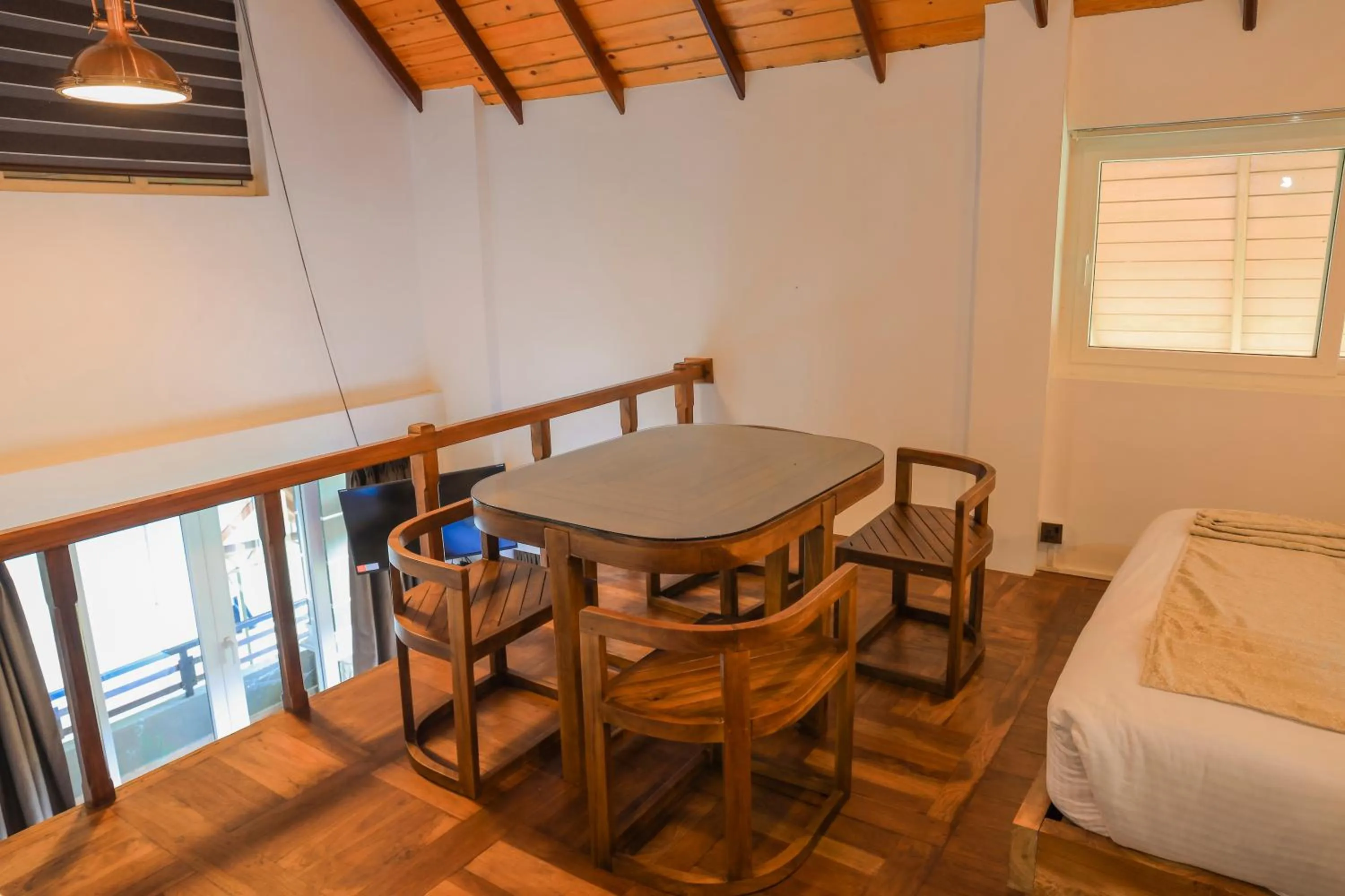 Seating area, Bed in Queens Lake Cabin