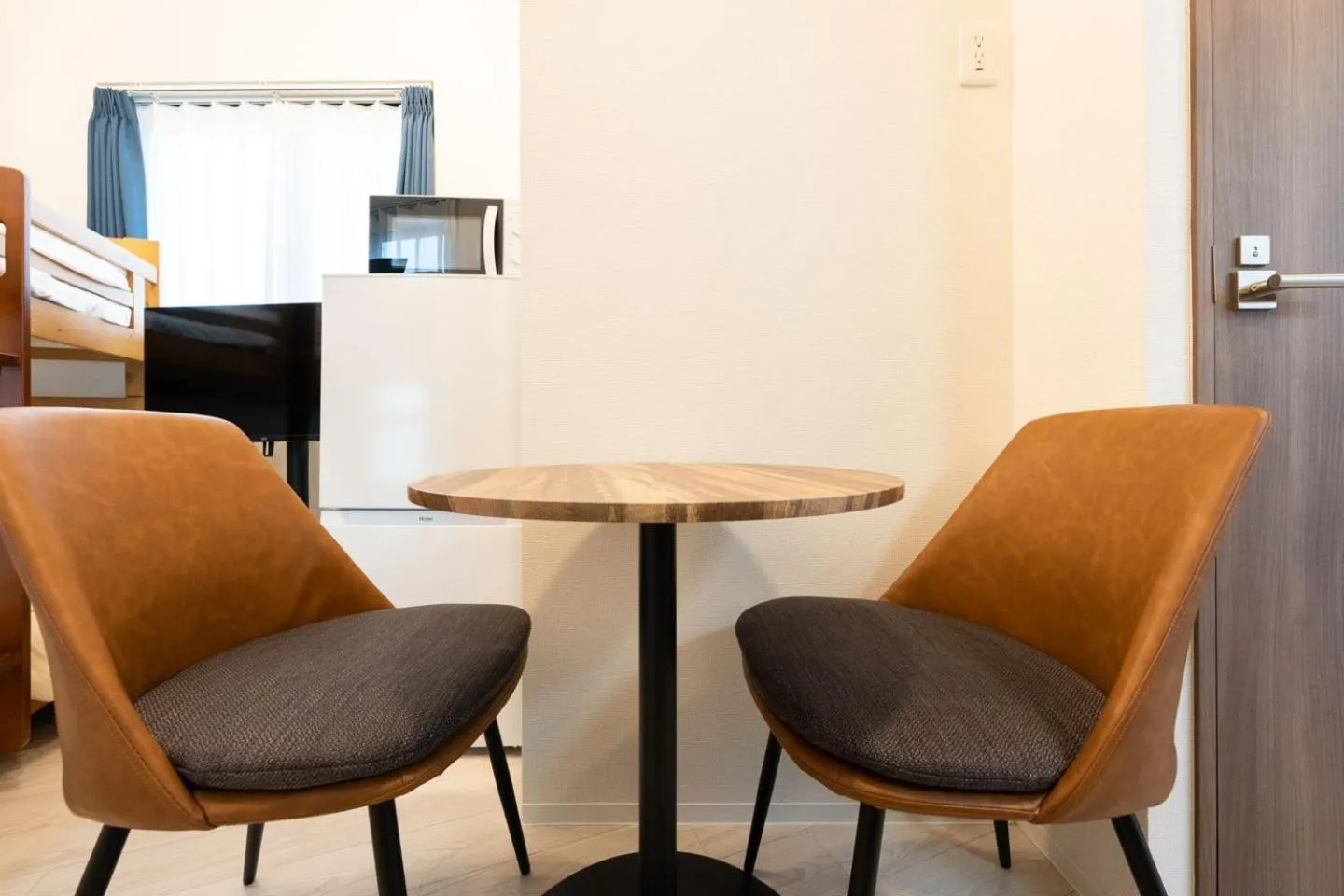 Seating area in Ferio Kamata II