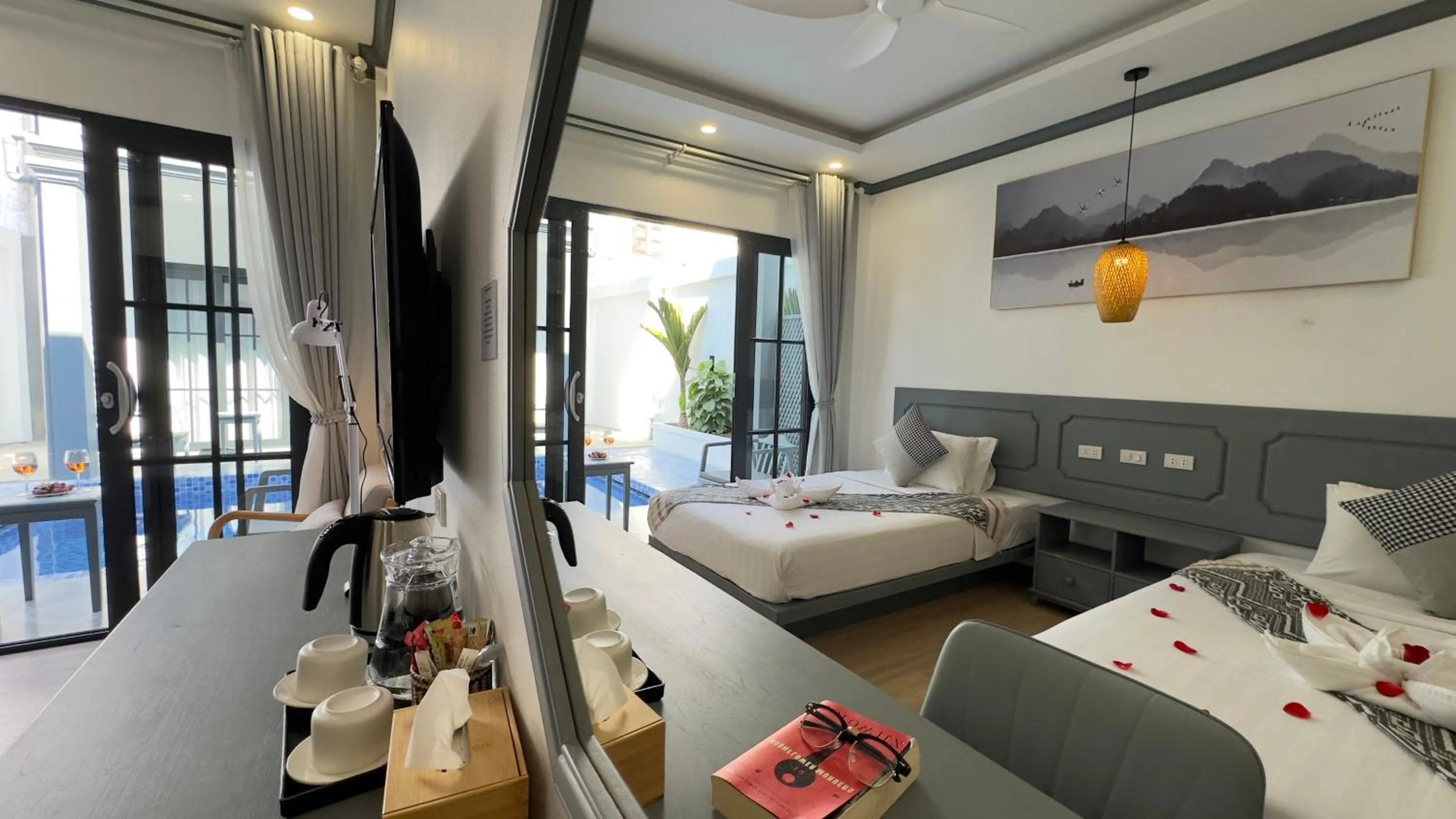 Balcony/Terrace, Bed in LuangPrabang Pearl Hotel