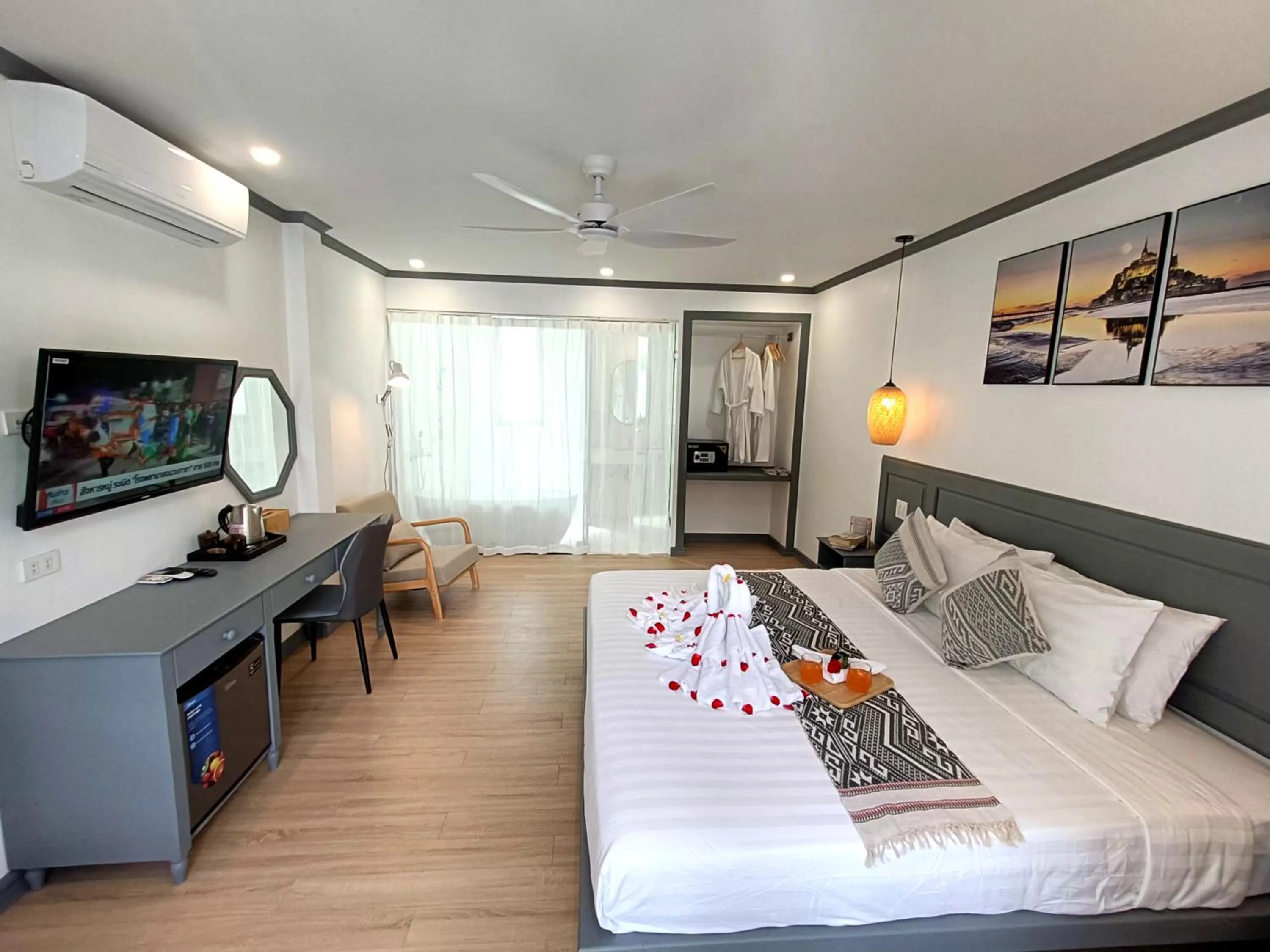 Photo of the whole room, Bed in LuangPrabang Pearl Hotel