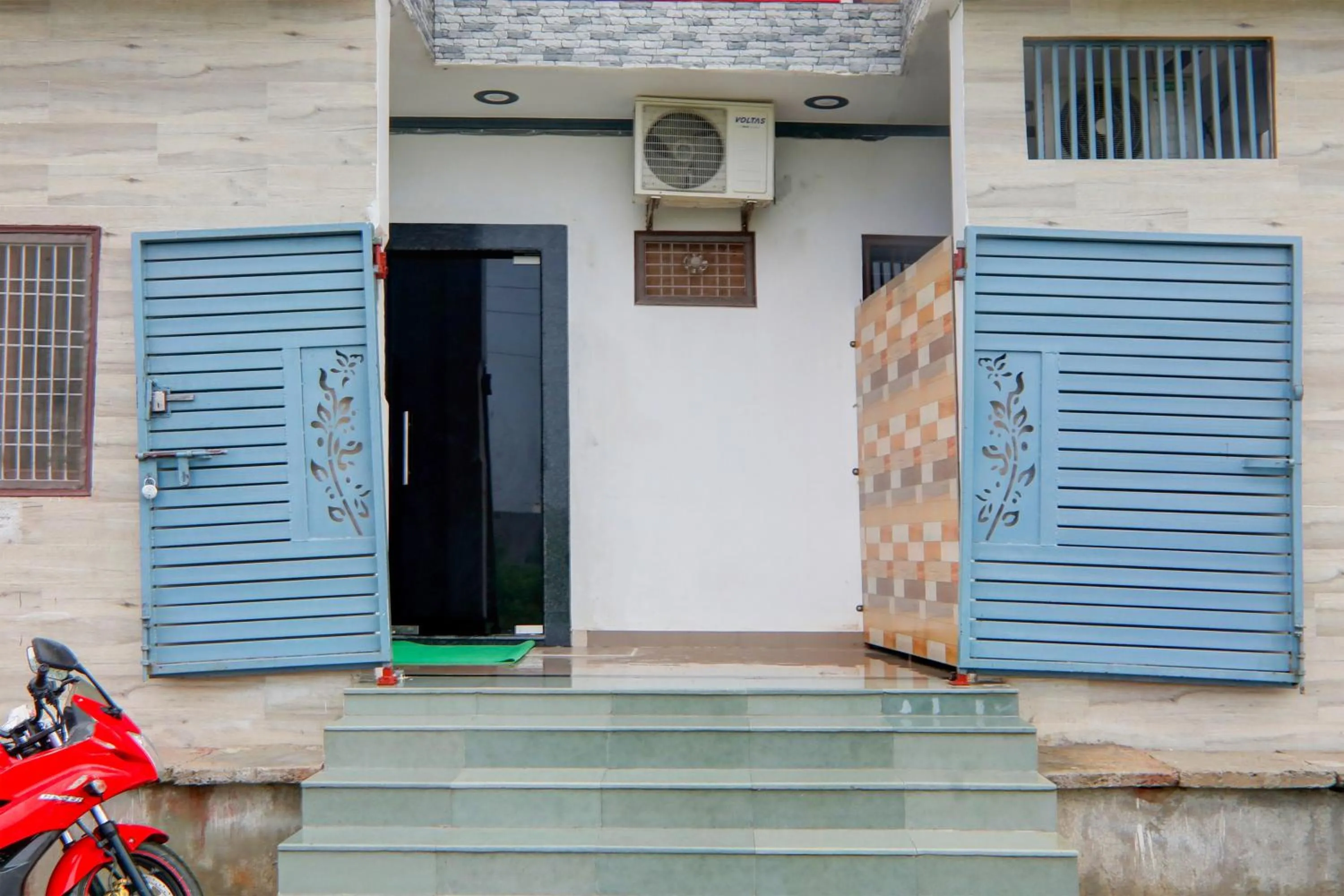 Facade/entrance in Hotel O Ideal Inn