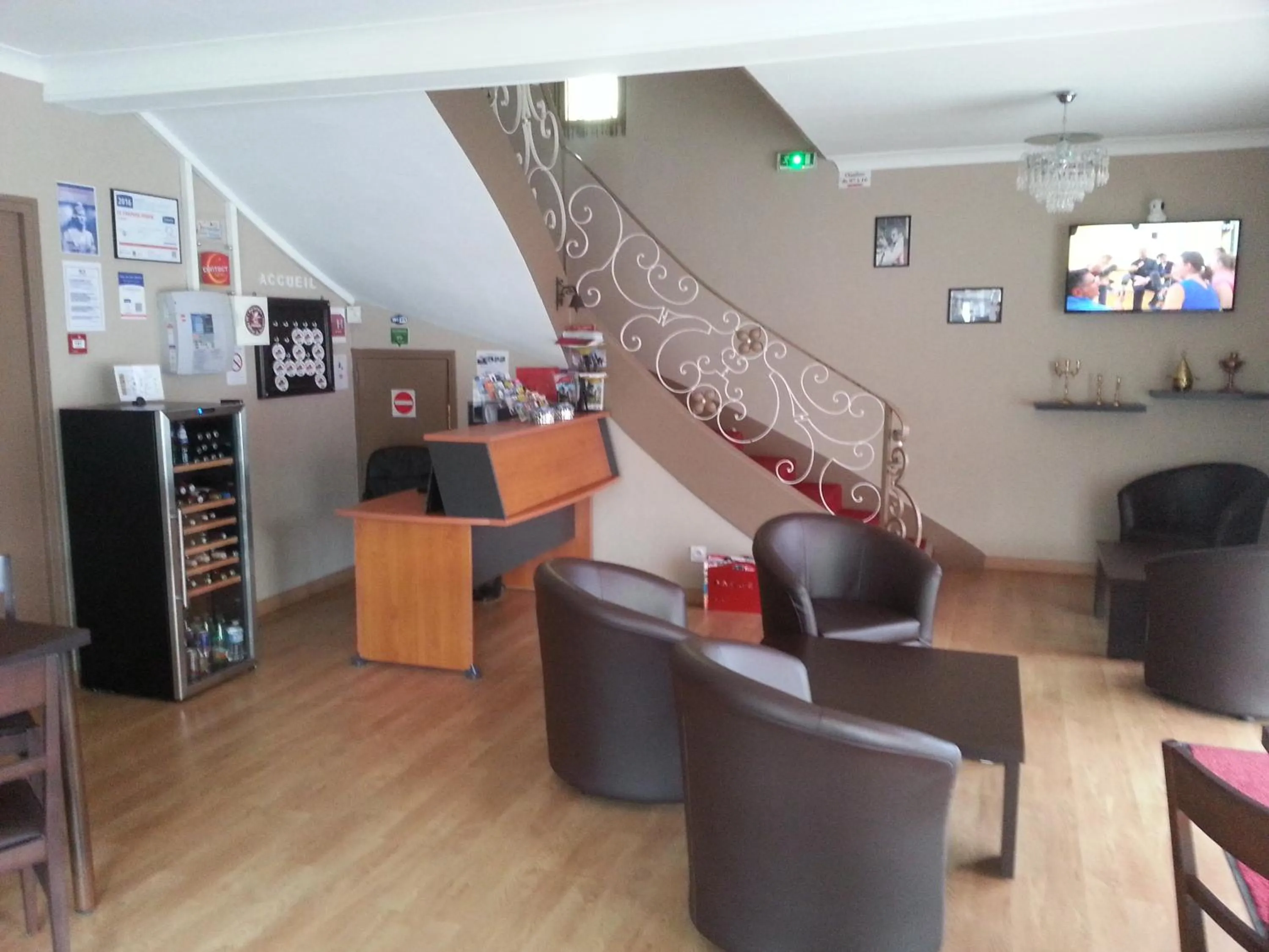 Communal lounge/ TV room in Le Chapeau Rouge