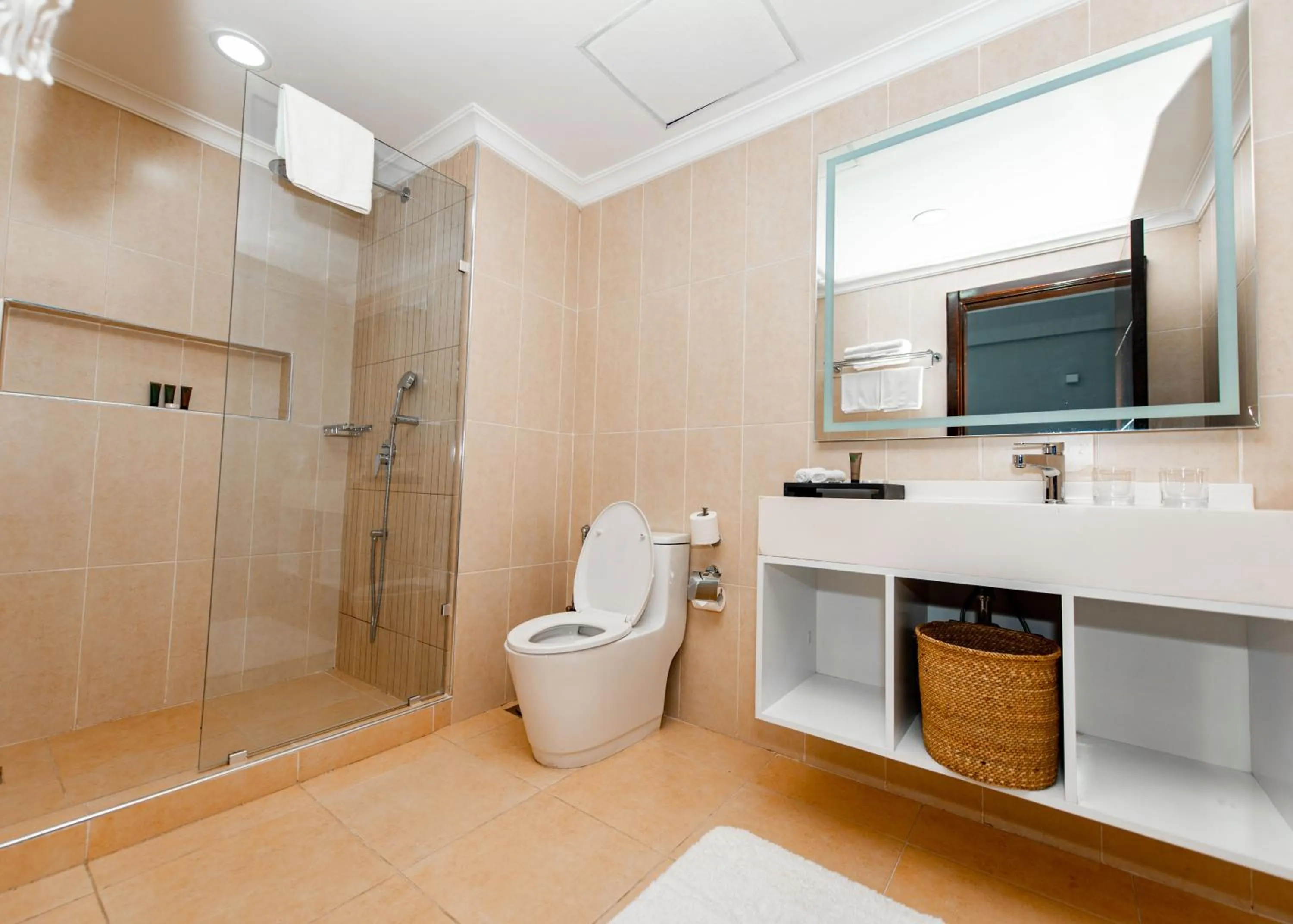 Toilet in Urban by CityBlue Hotel, Dar es Salaam