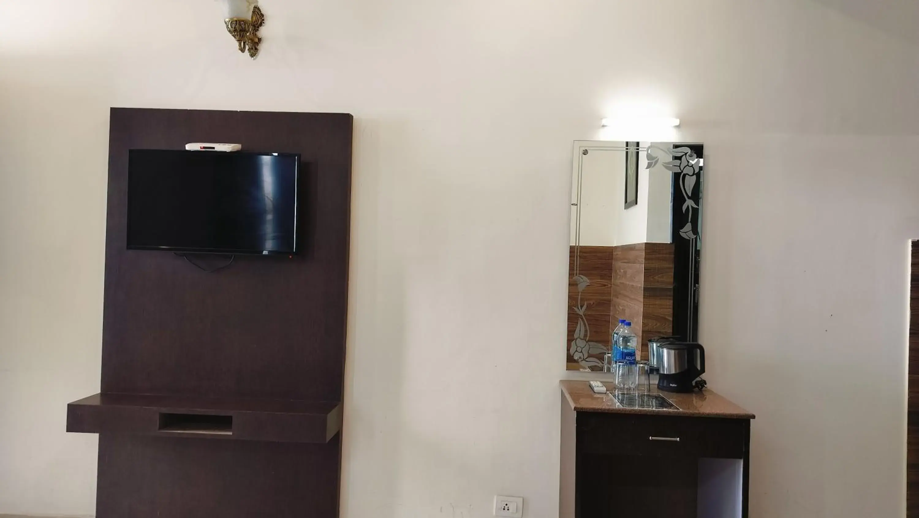 Superior King Room - single occupancy in Royale India by Venu Superior King Room - single occupancy in Royale India by Venu