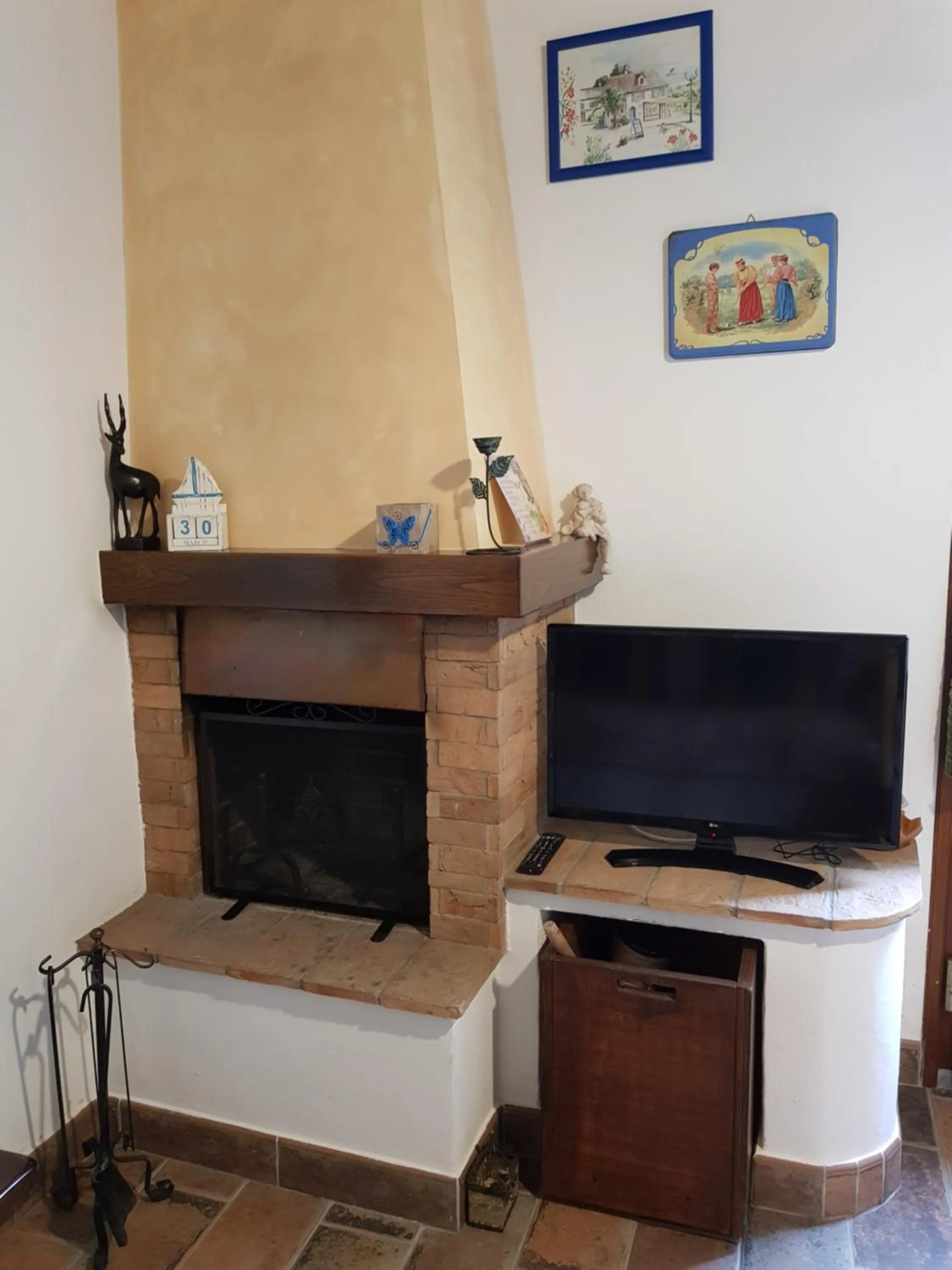 Communal lounge/ TV room in Agriturismo Villino del Grillo