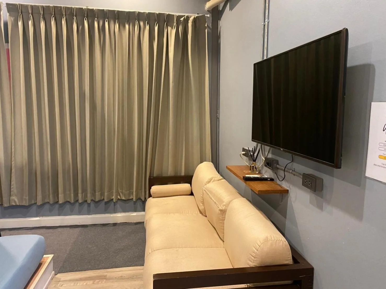 Communal lounge/ TV room in Ichiban Nimman Hotel