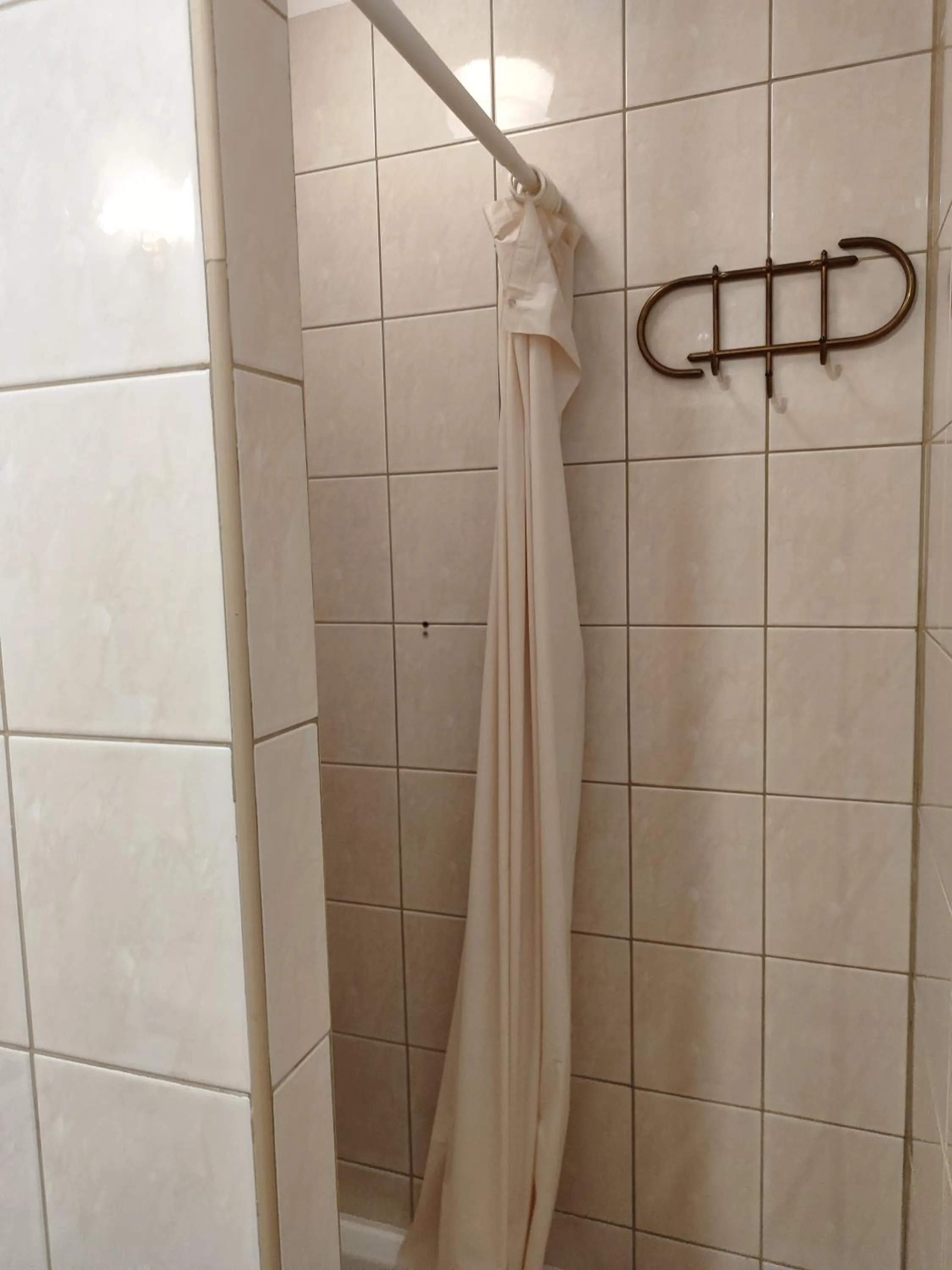 Shower in Pokój 315 dla dwóch osób z prywatną łazienką - Piotrkowska 262-264