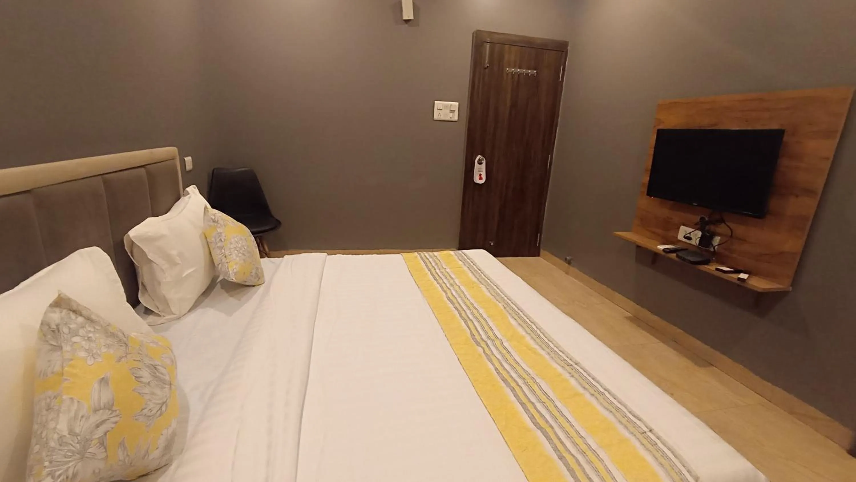 Bedroom, TV/Entertainment Center in Hotel Shree Shell Inn