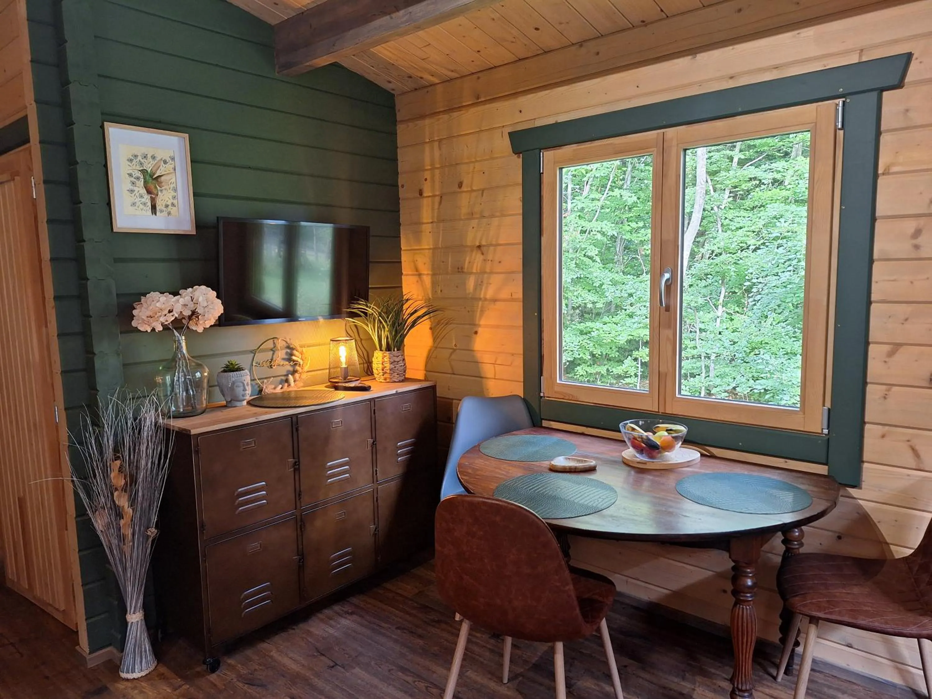 Dining area in Chalets du Bois de Vache