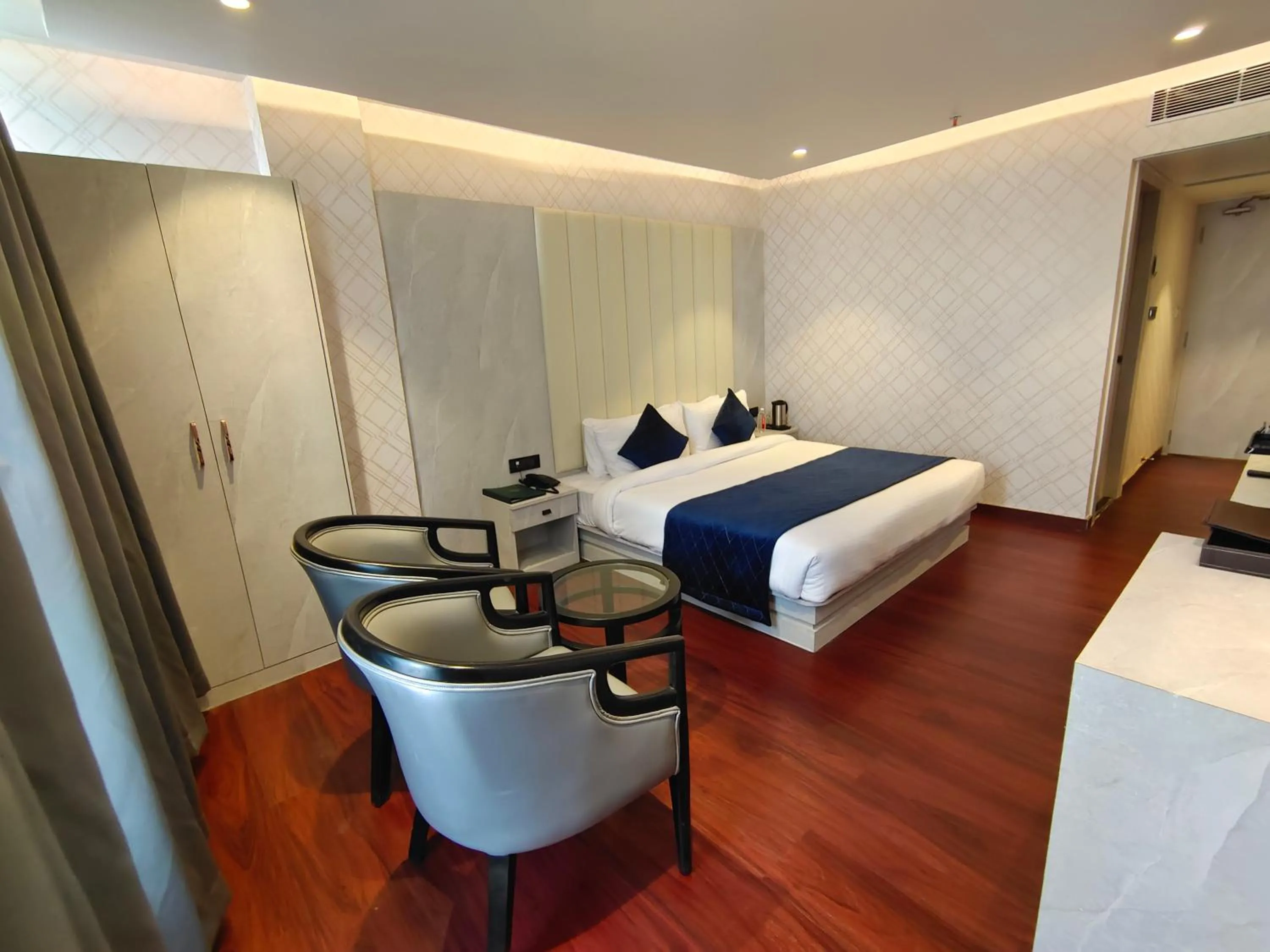 The Emerald Hotel & Siya Milan Banquets