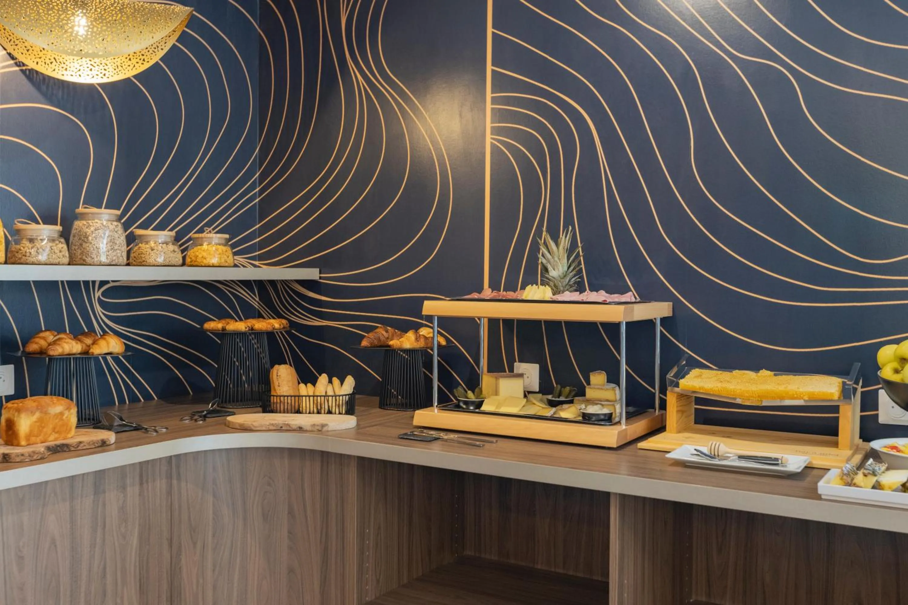 Breakfast in The Originals Résidence Aix Schuman