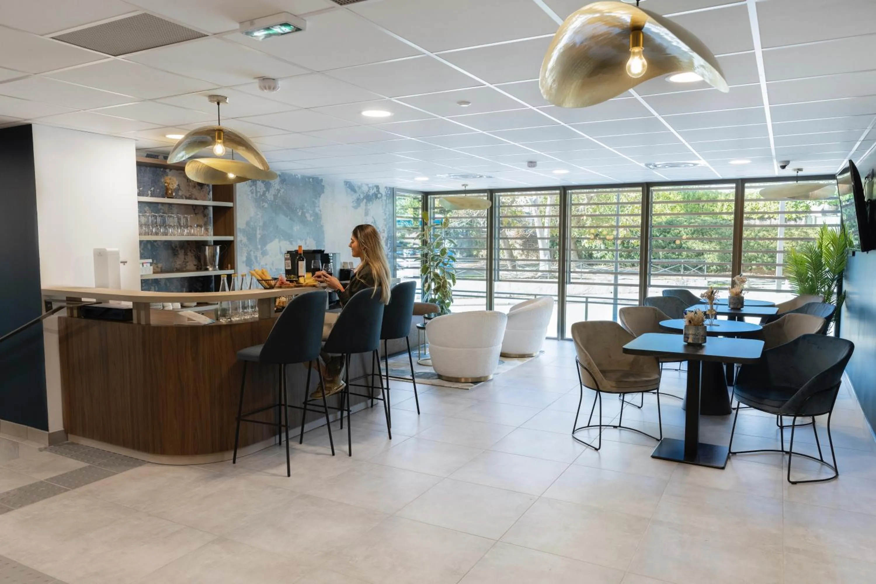 Lounge or bar in The Originals Résidence Aix Schuman