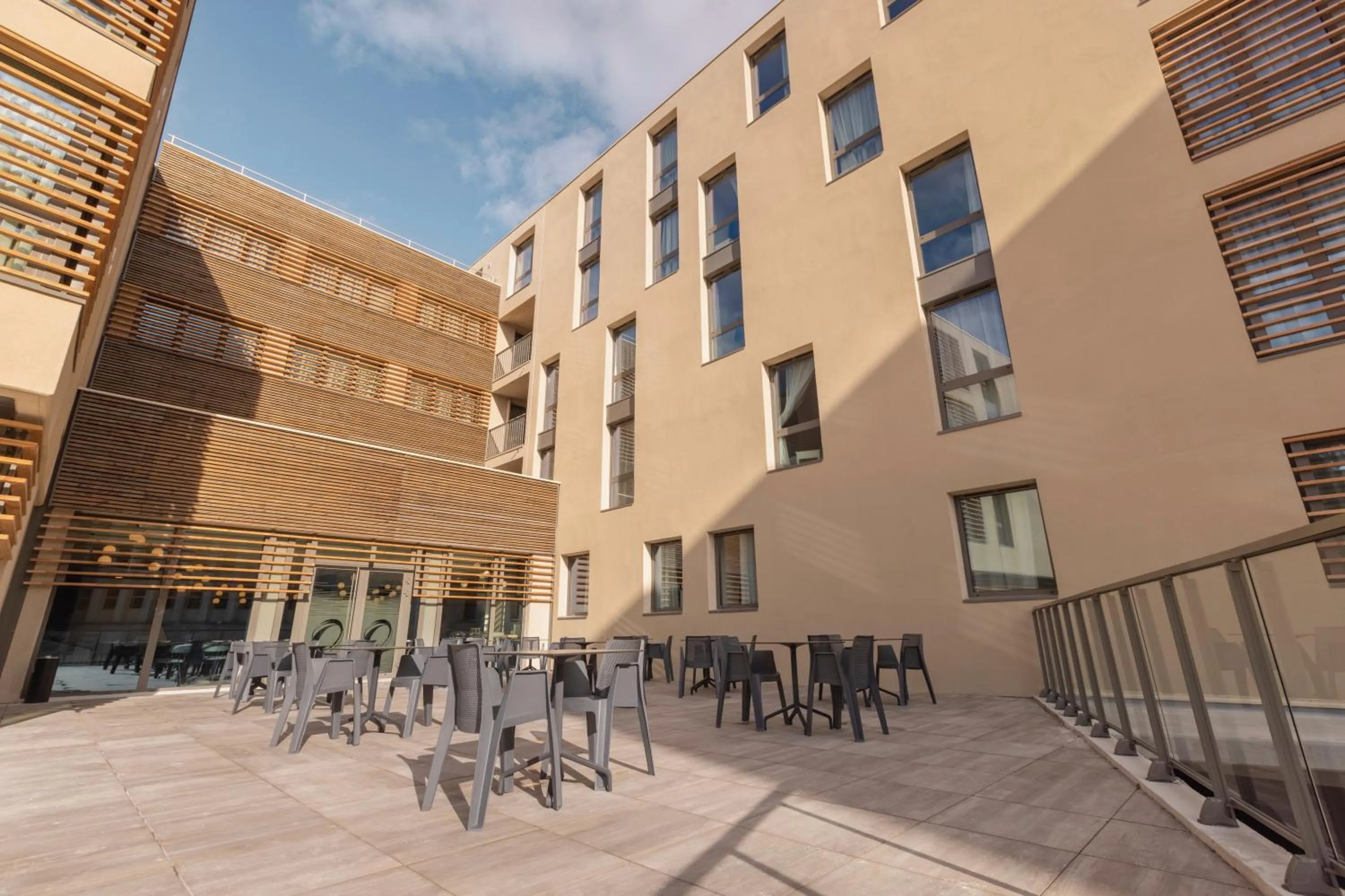 Patio in The Originals Résidence Aix Schuman