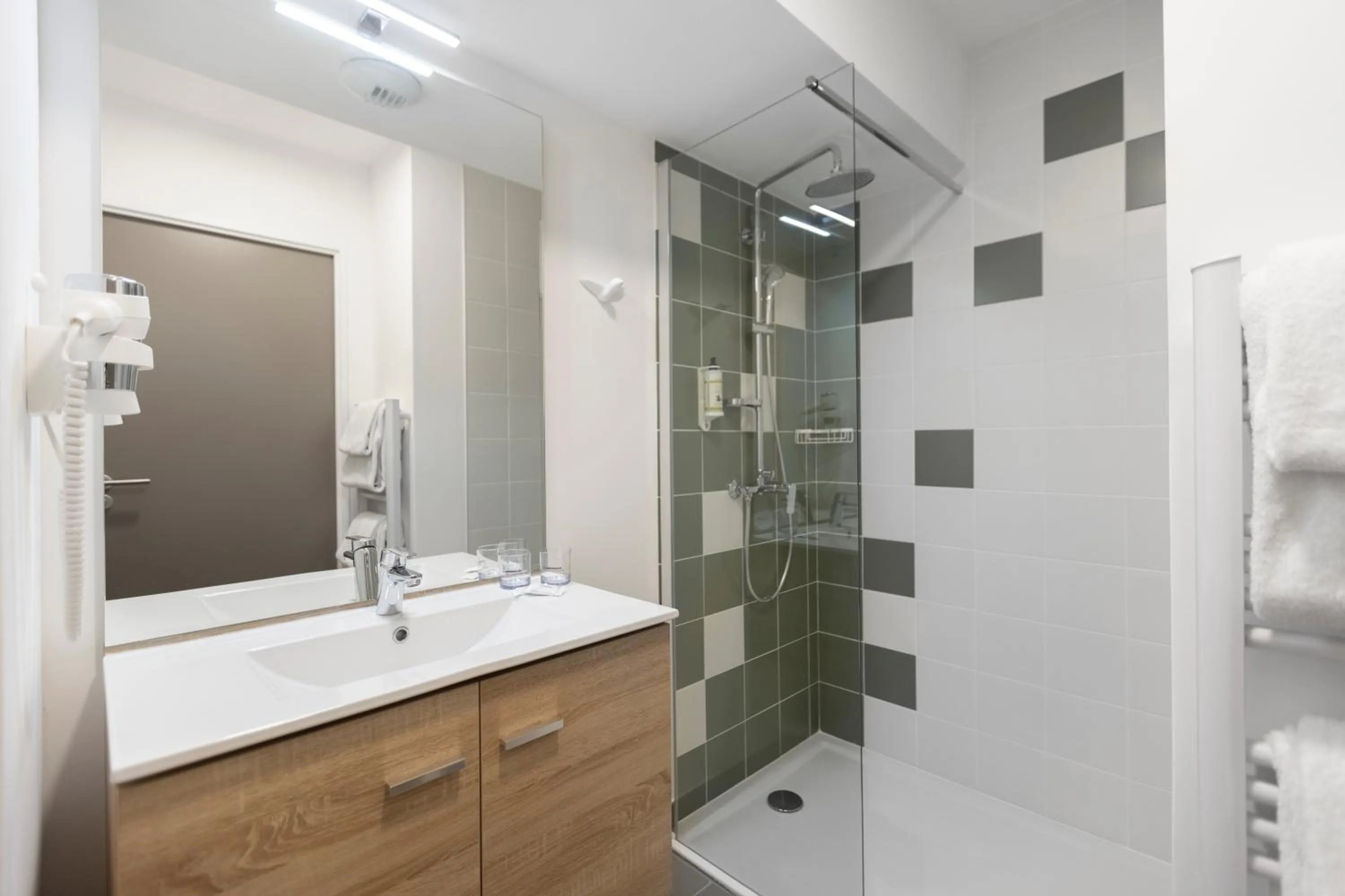 Shower in The Originals Résidence Aix Schuman