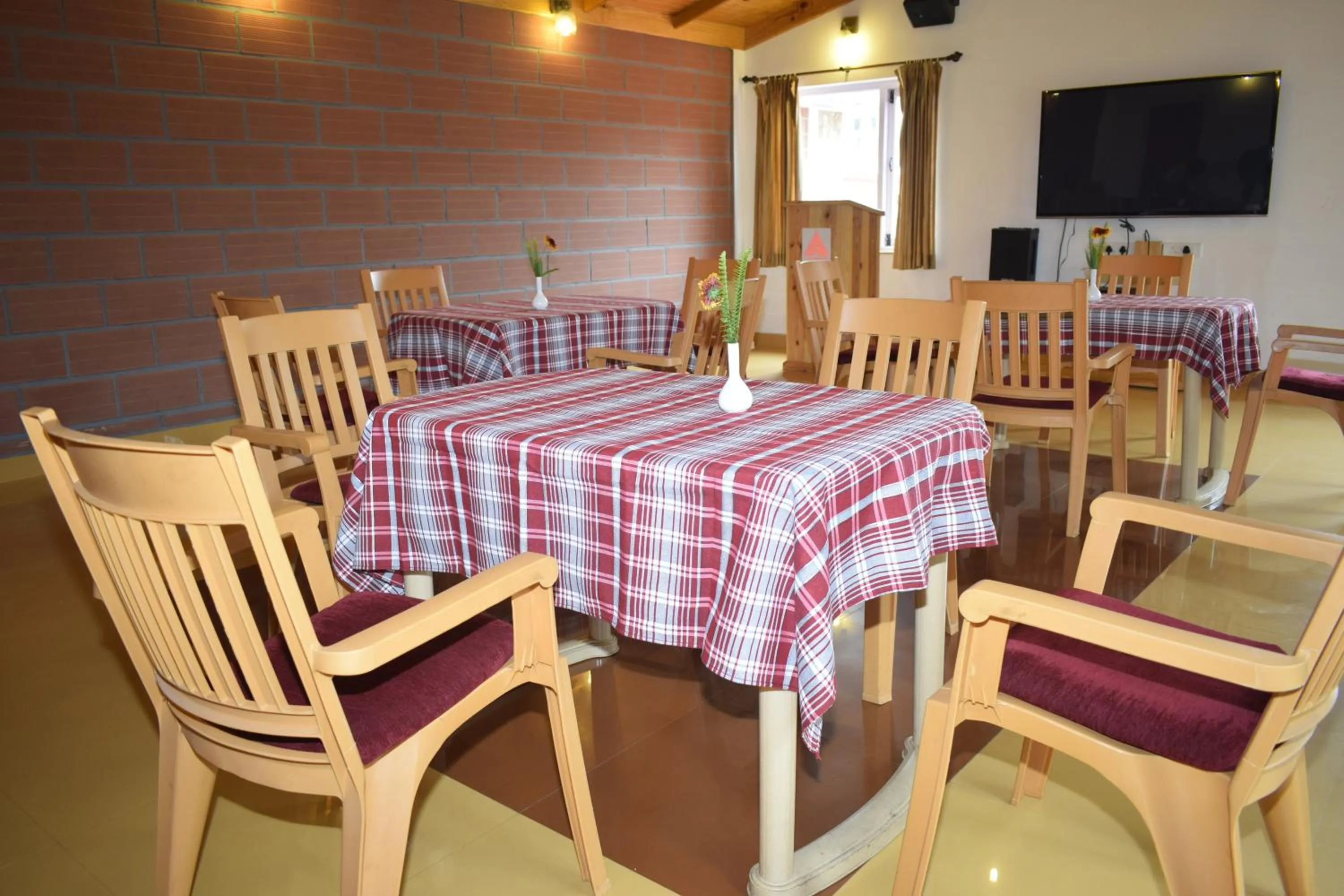 Restaurant/places to eat in Altius Nest Hotel