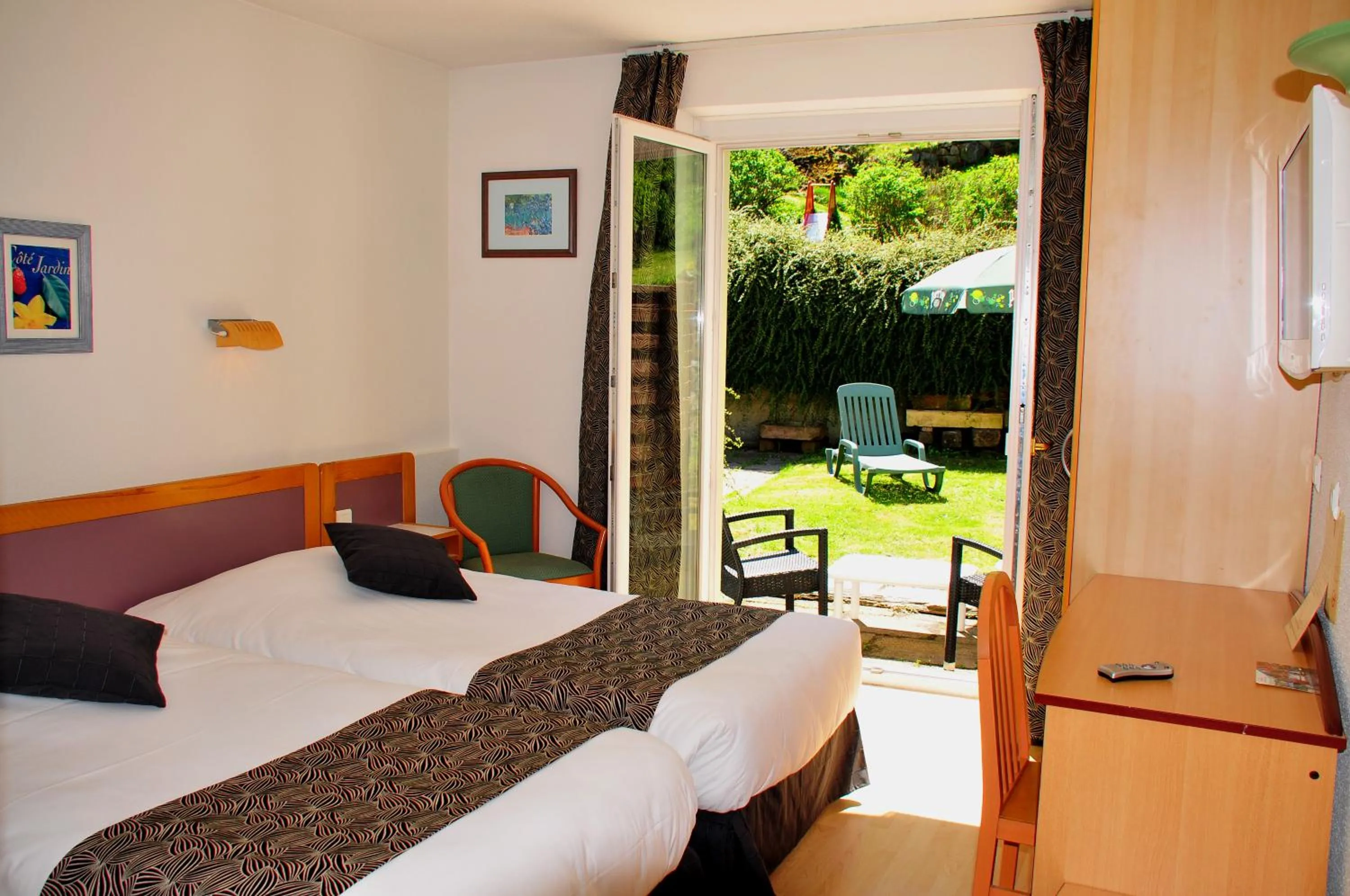 Photo of the whole room, Bed in Logis Hôtel - Restaurant Aux Bruyères