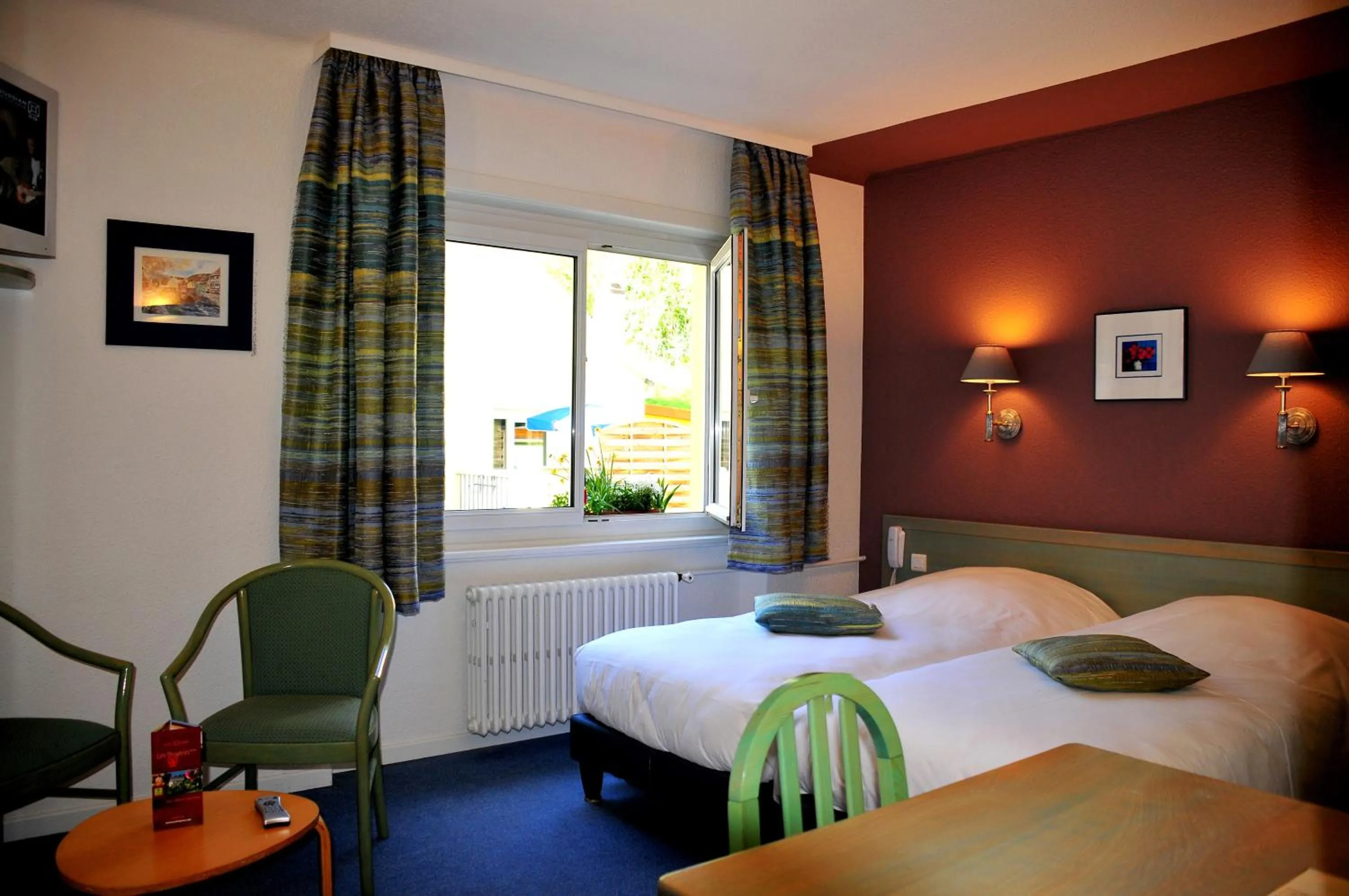 Photo of the whole room, Bed in Logis Hôtel - Restaurant Aux Bruyères