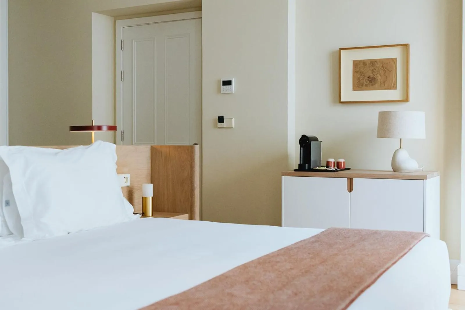 Coffee/tea facilities, Bed in NINE DOTS Azorean Art Boutique Hotel